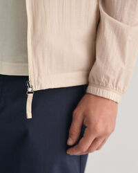 Taskuun pakattava kevyt Windbreaker-takki