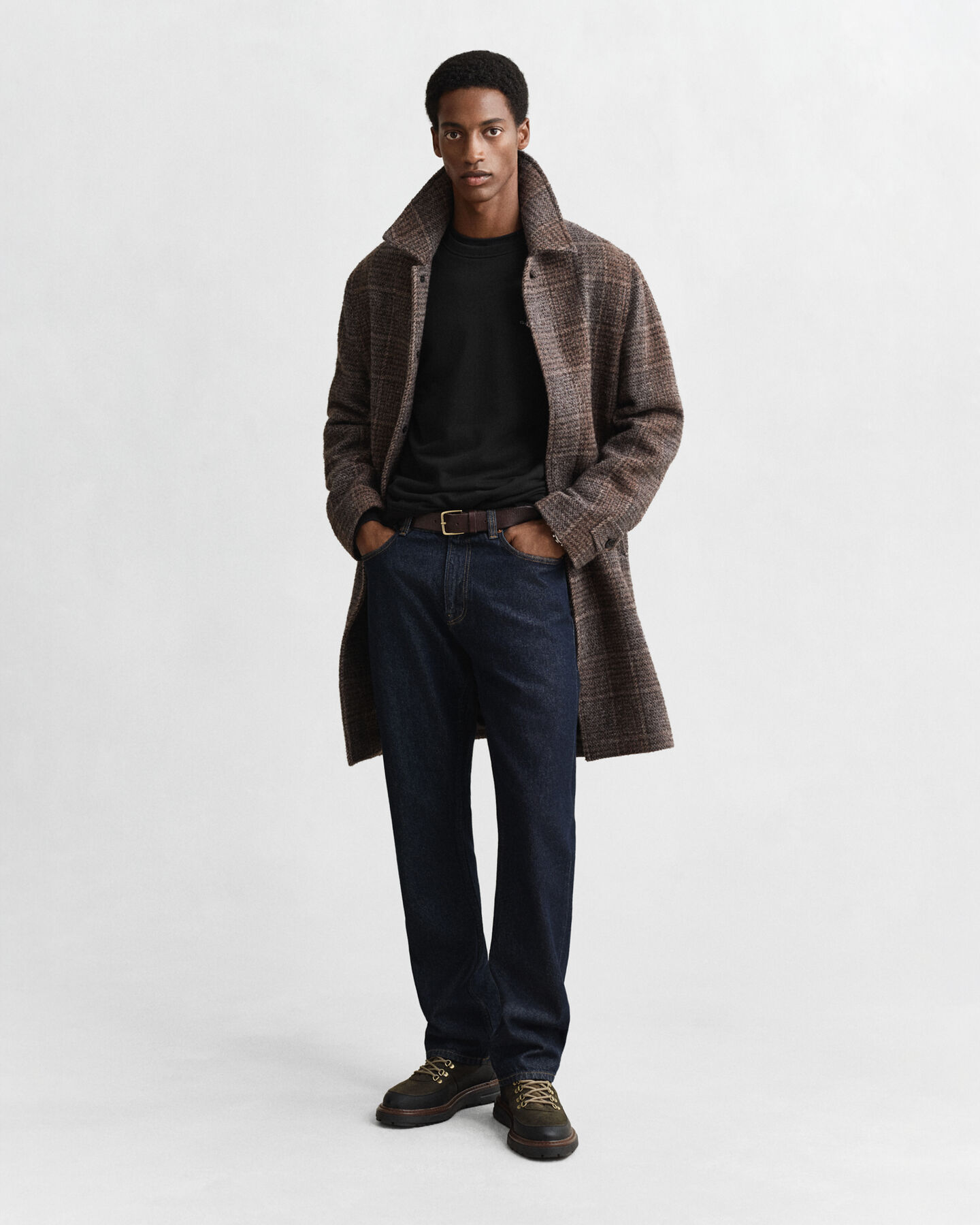 Shield-collegepaita, jossa pyöreä pääntie