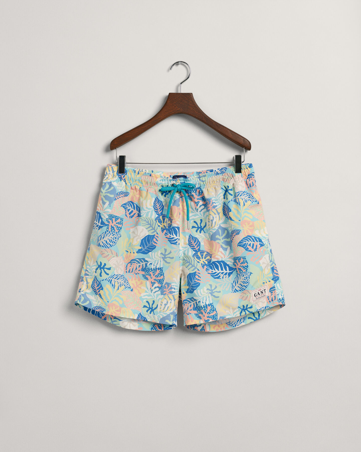 Classic&nbsp;fit ‑mitoitetut uimashortsit trooppisella printtikuosilla