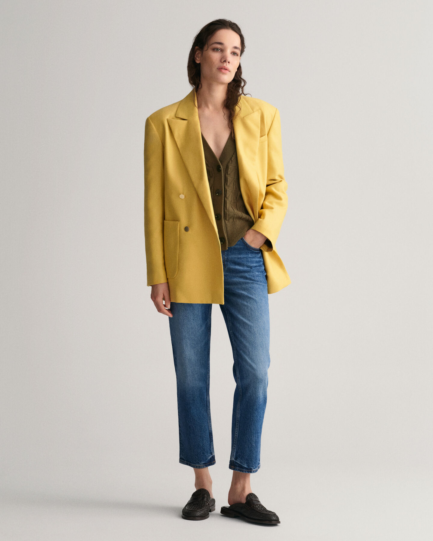 Kalanruotokuvioitu neuletakki, jossa v‑p&auml;&auml;ntie