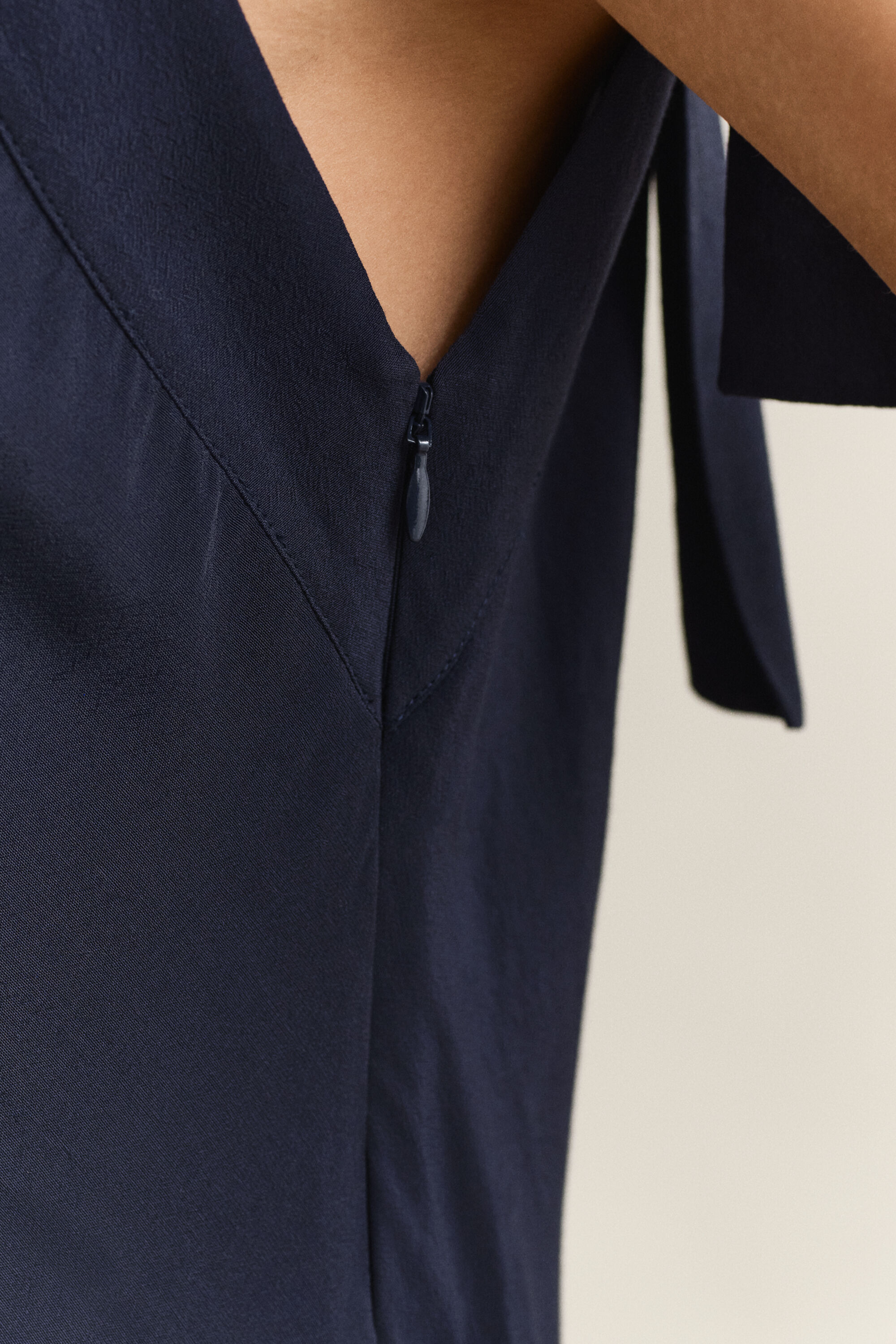 Vinoon leikattu olkainmekko