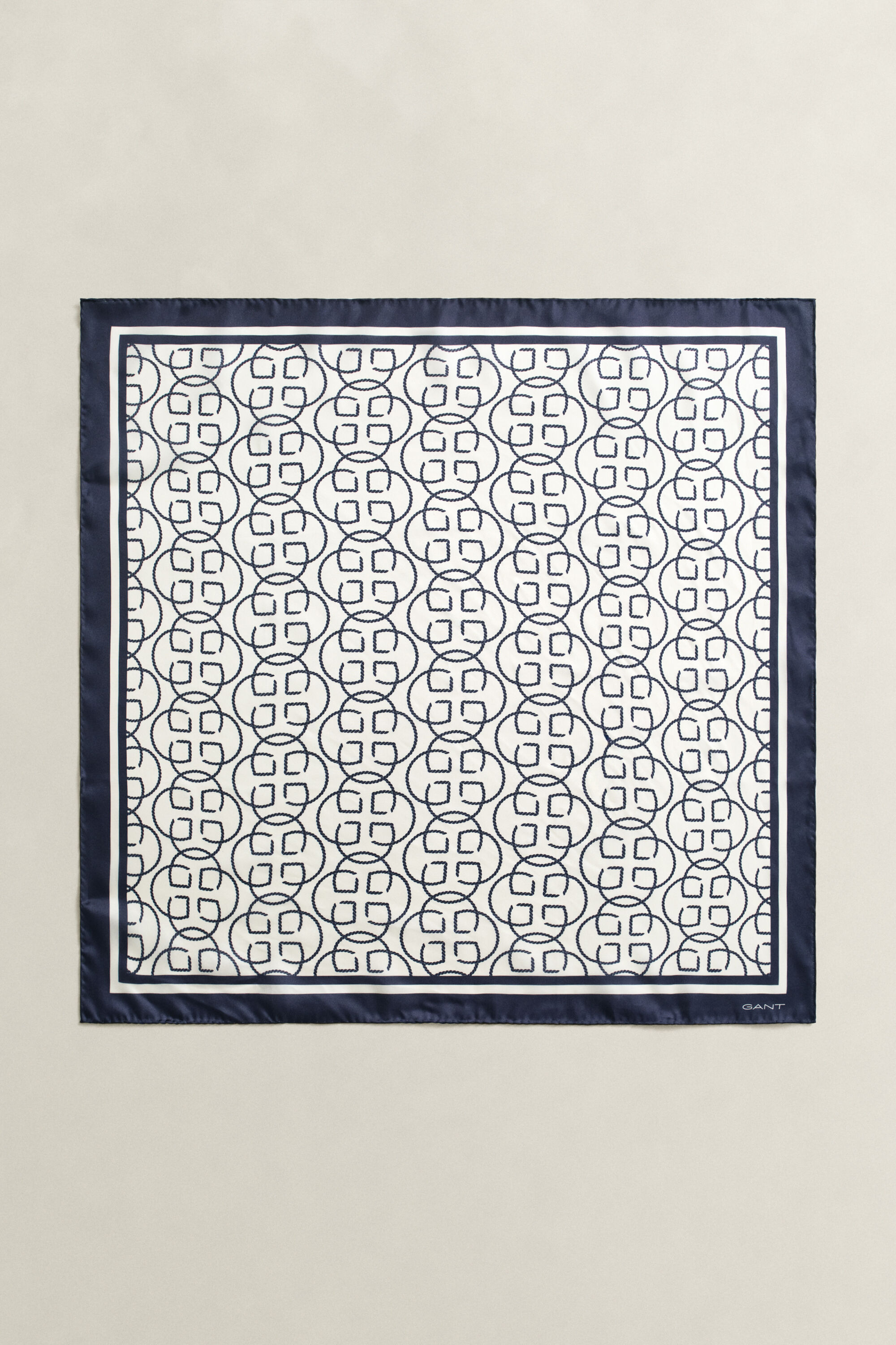 Monogrammi-silkkihuivi