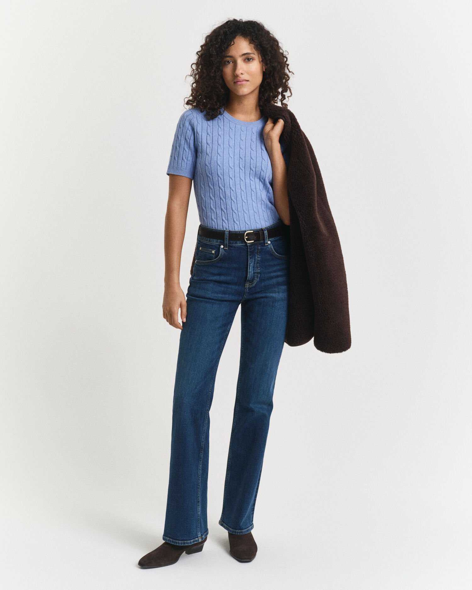 Slim fit ‑mitoitetut alaspäin levenevät farkut