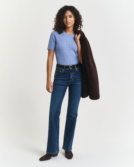 Slim fit ‑mitoitetut alaspäin levenevät farkut