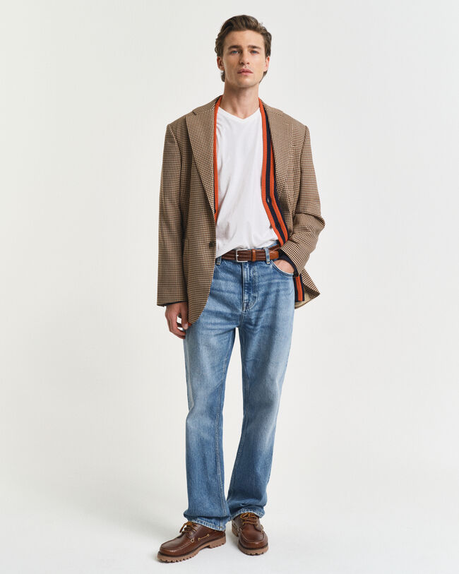 Slim fit ‑mitoitettu Shield-t‑paita, jossa v-pääntie