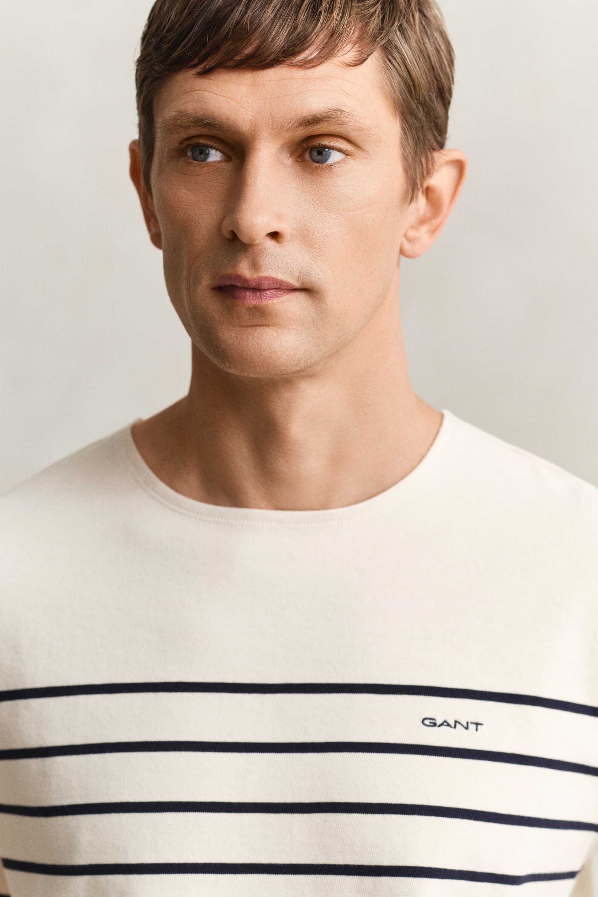 Raidallinen Placed-t-paita