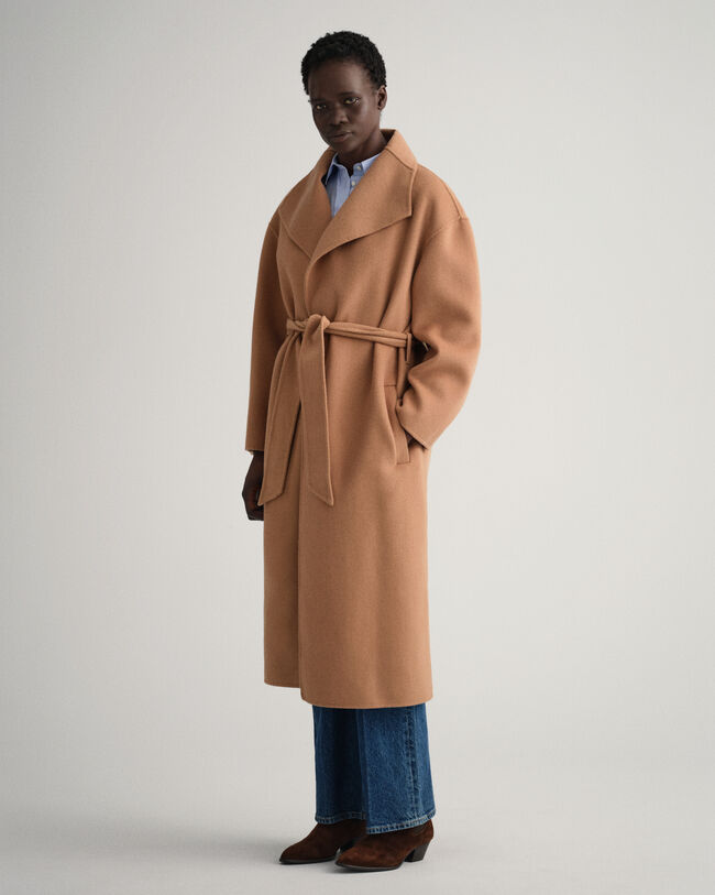 K&auml;sin tikattu takki vy&ouml;ll&auml;