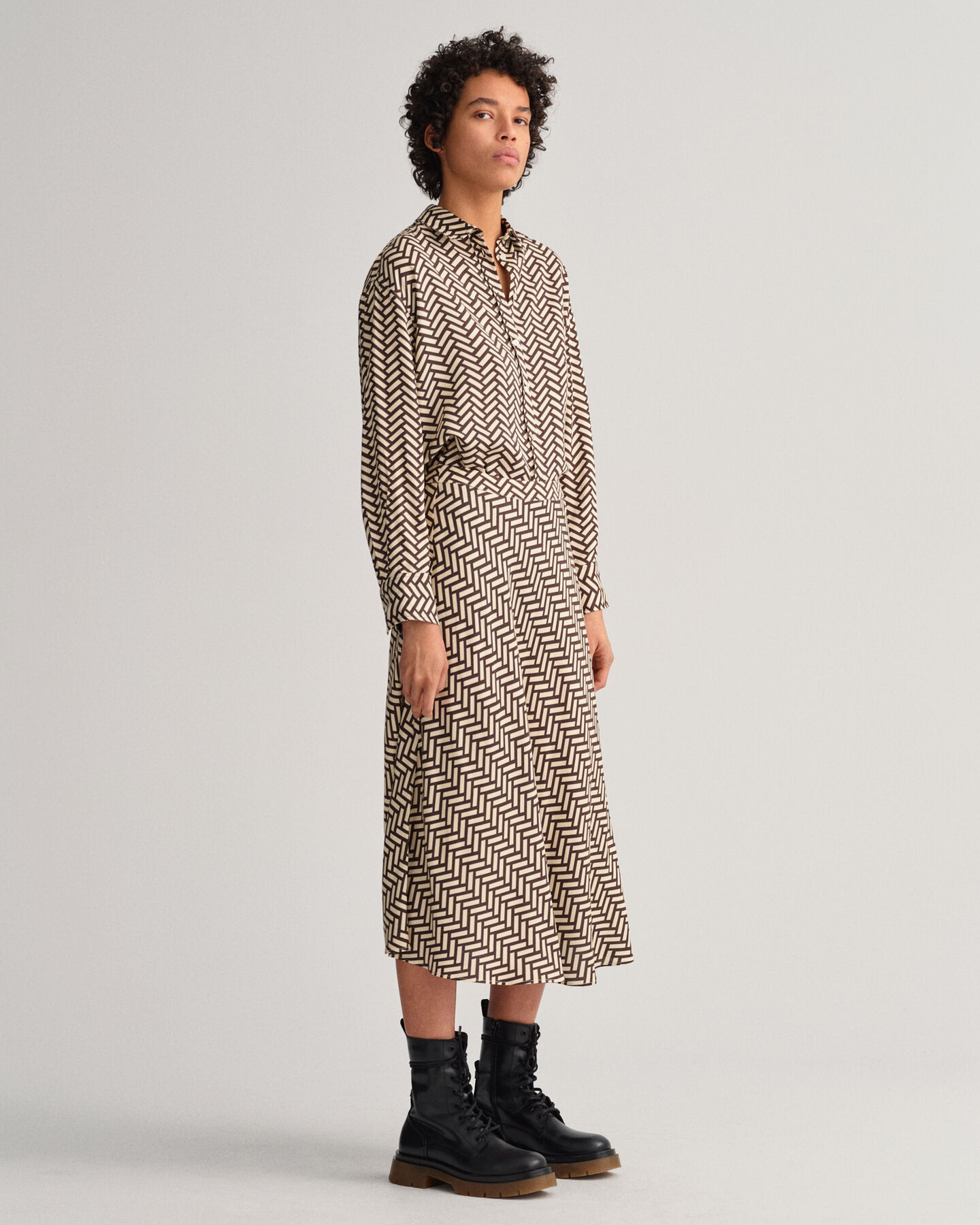 Relaxed fit ‑mitoitettu Geometric-paita