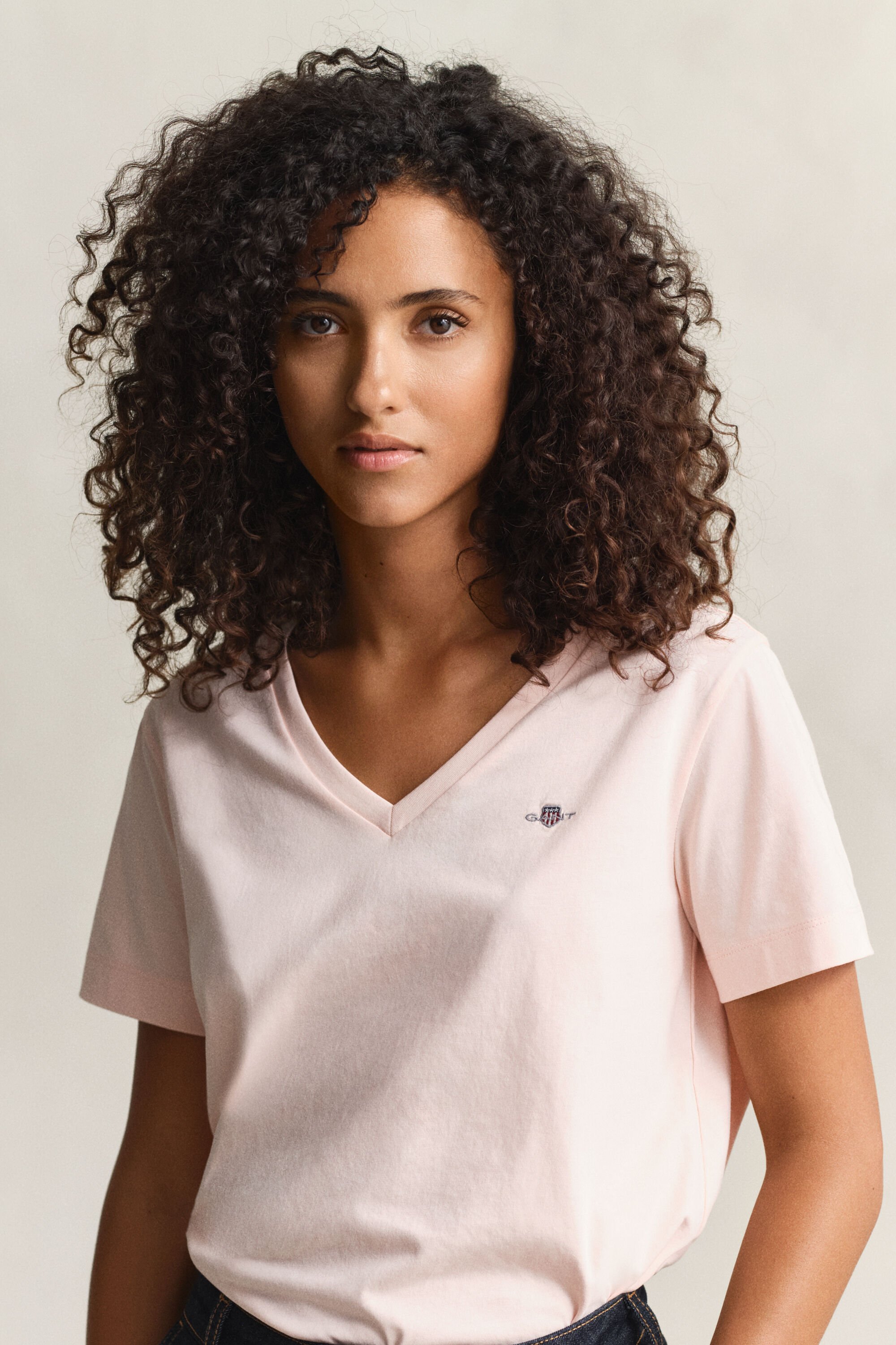 Shield-t‑paita, jossa v-pääntie