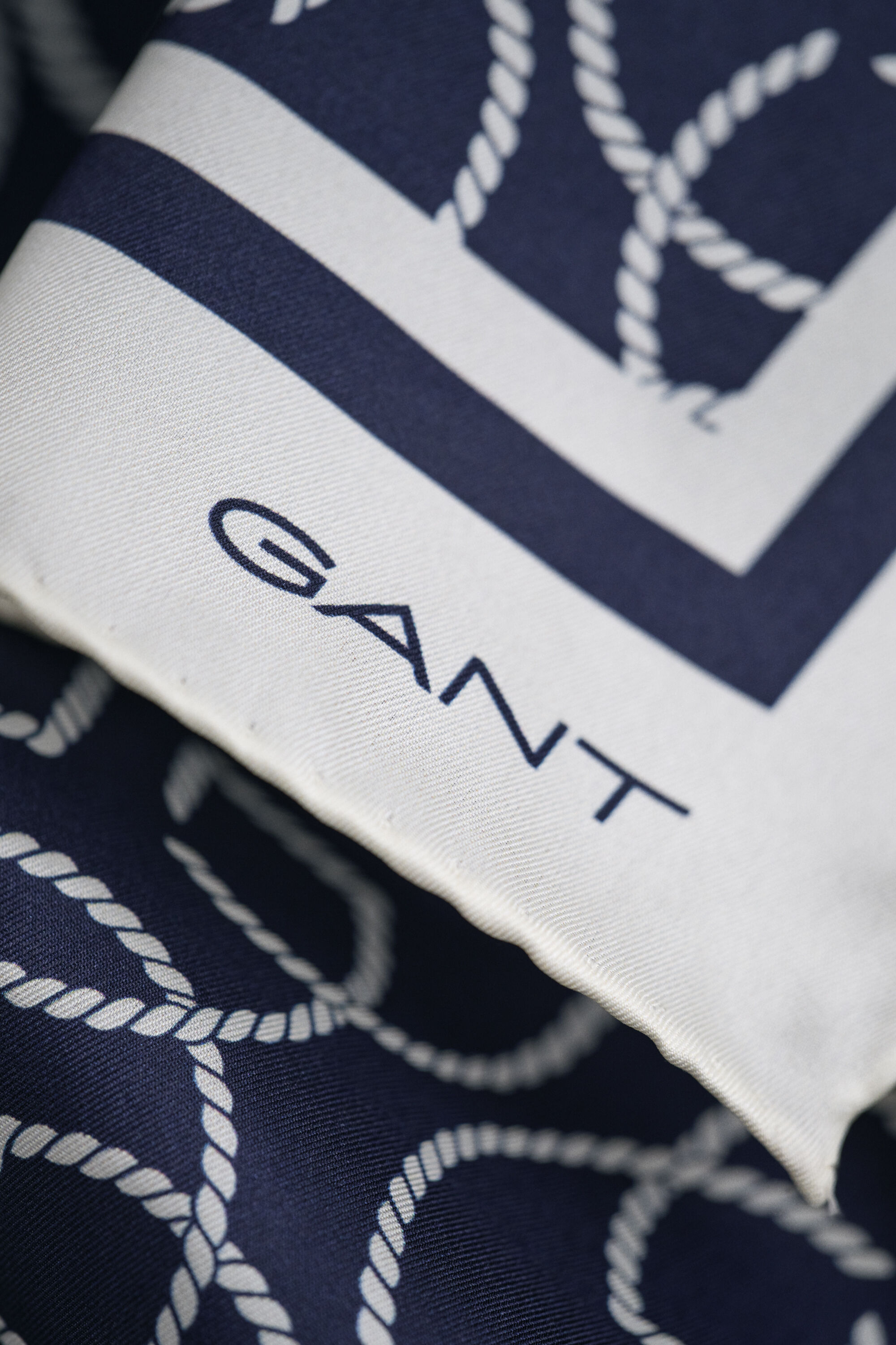 Monogrammi-silkkihuivi