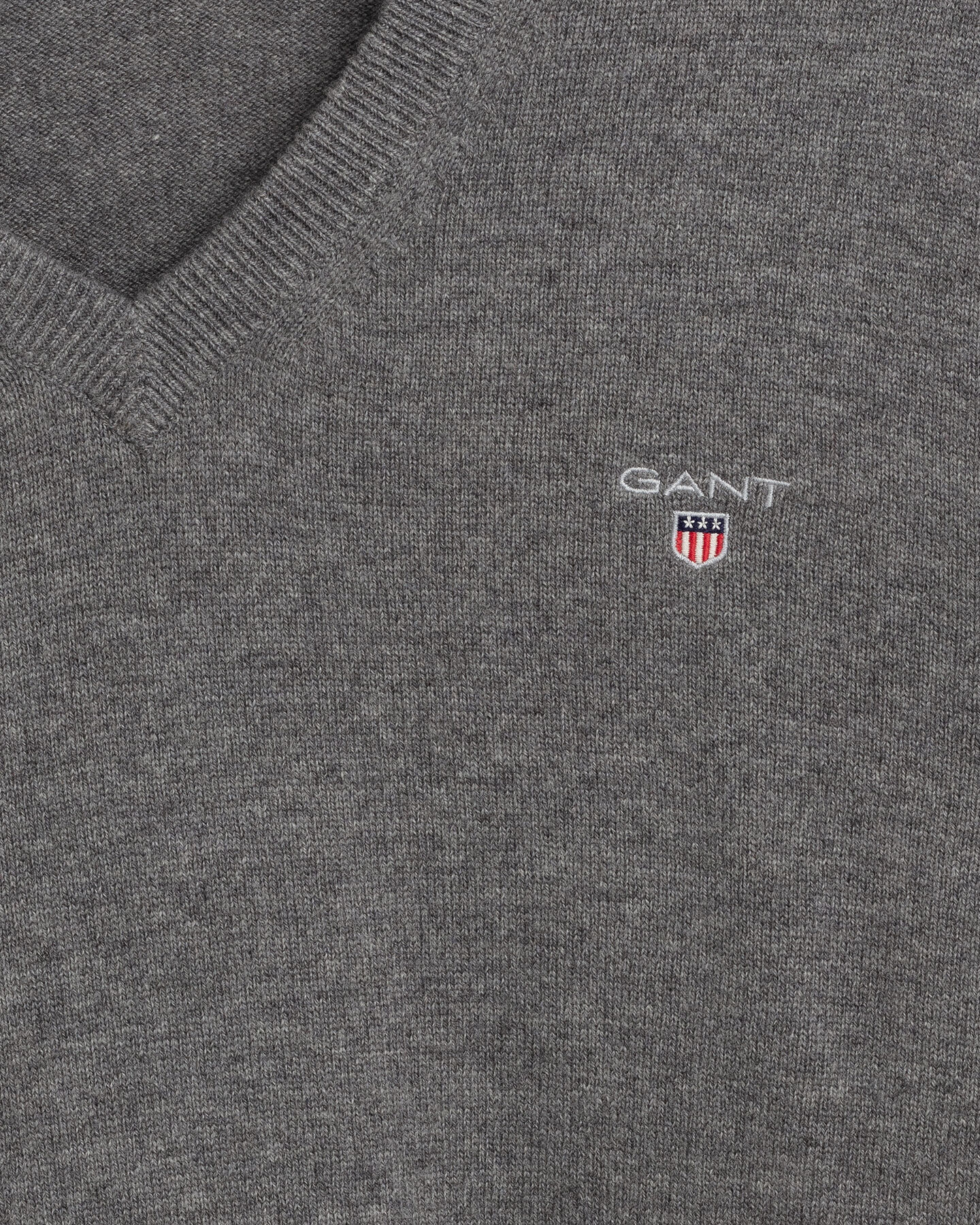 V‑neulepusero eritt&auml;in hienosta lampaanvillasta