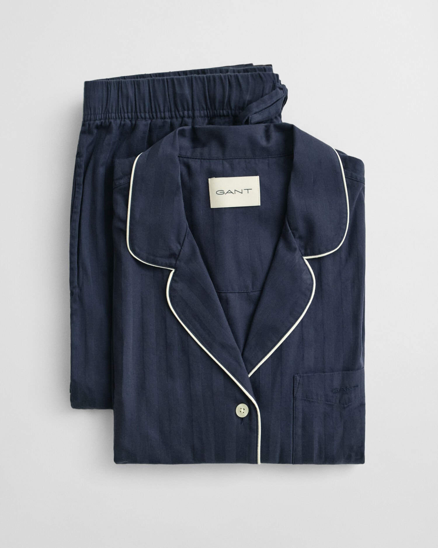 Raidallinen satiinipyjama lahjapakkauksessa