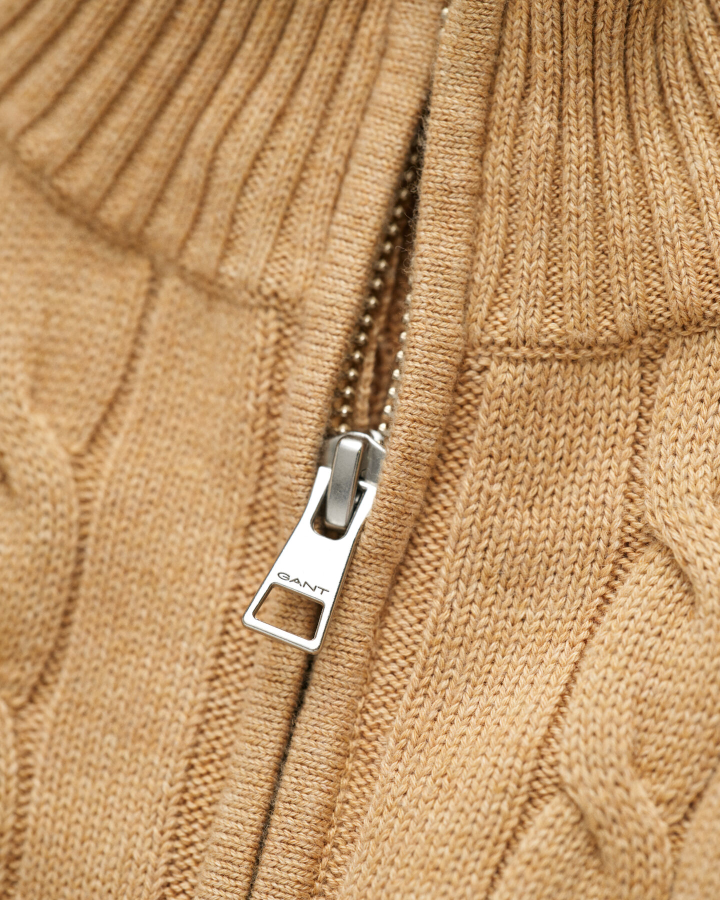 Teens-malliston vetoketjukauluksellinenpalmikkoneule puuvillaa