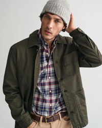 Valmiiksi ommeltuna värjätty päällyspaita