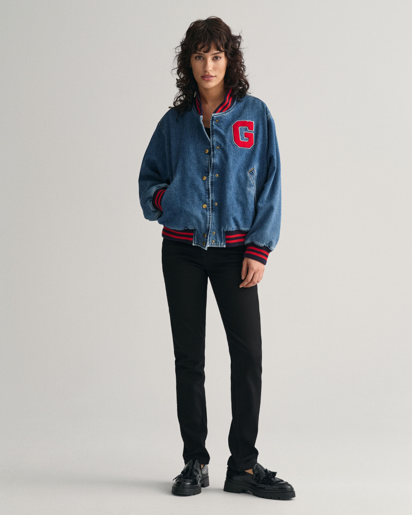 Slim fit ‑mitoitetut erittäin joustavat farkut