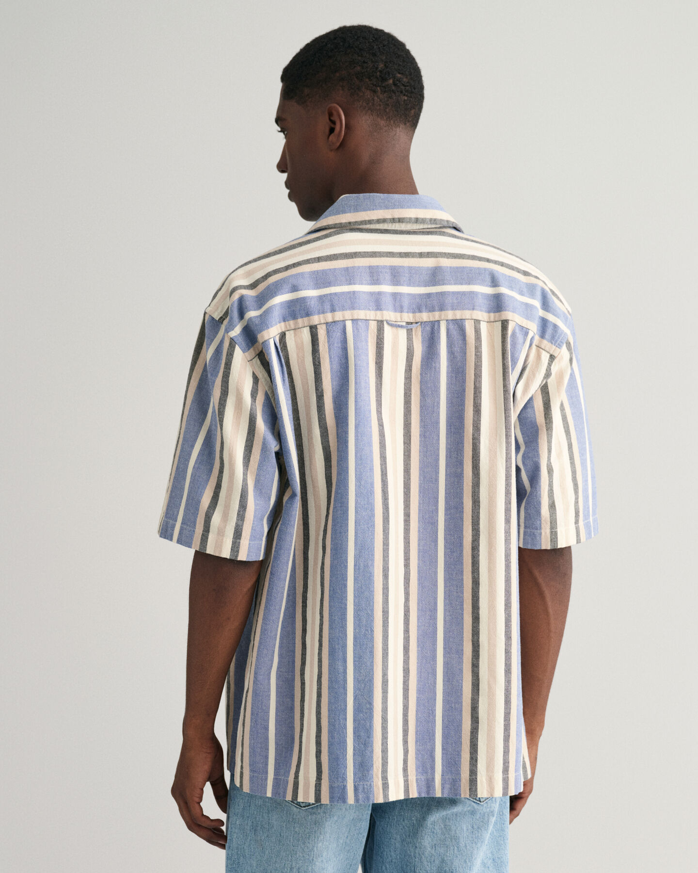 Relaxed&nbsp;fit ‑mitoitettu leve&auml;raitainen lyhythihainen paita