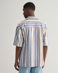 Relaxed&nbsp;fit ‑mitoitettu leve&auml;raitainen lyhythihainen paita