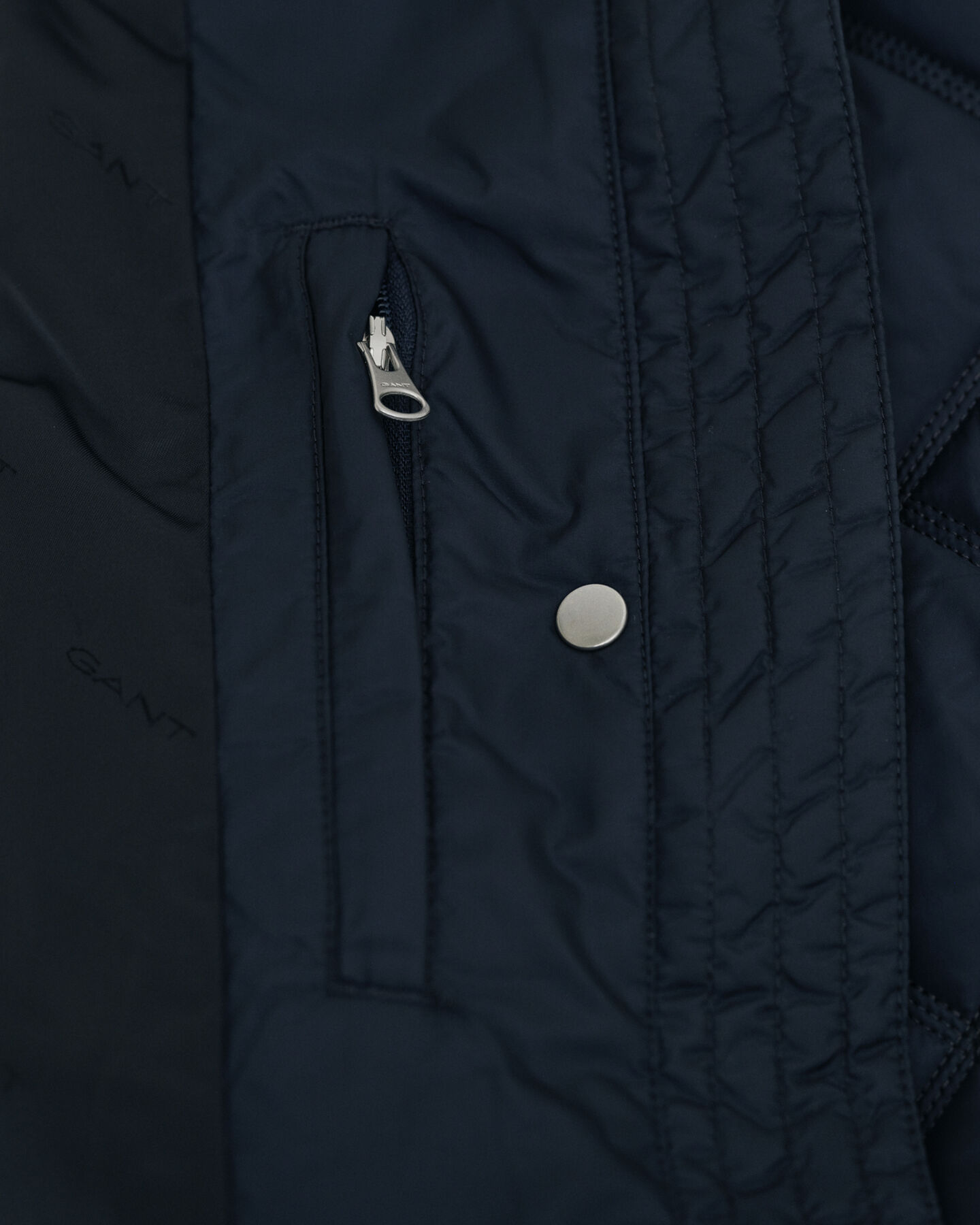 Vakosamettisomisteinen tikkitakki