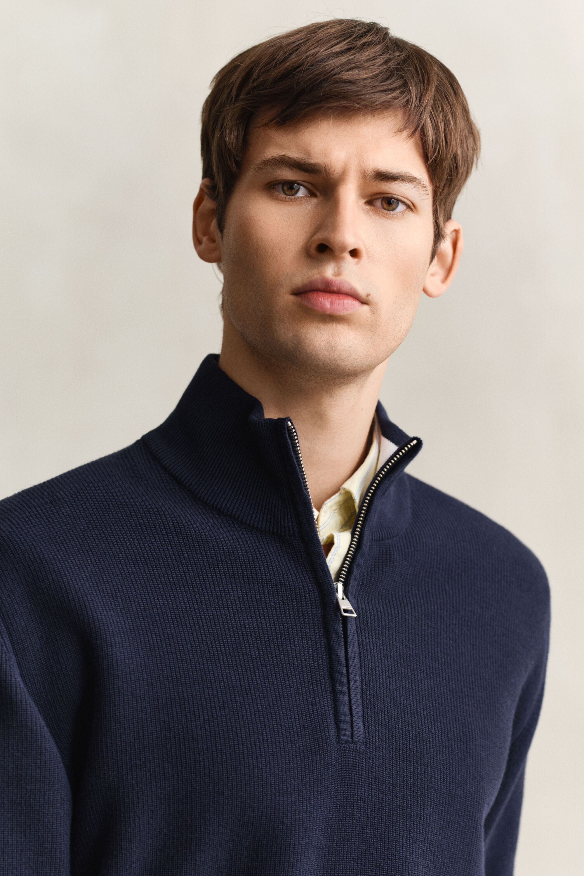 Puuvillainen vetoketjukauluksellinen ribbineulepusero