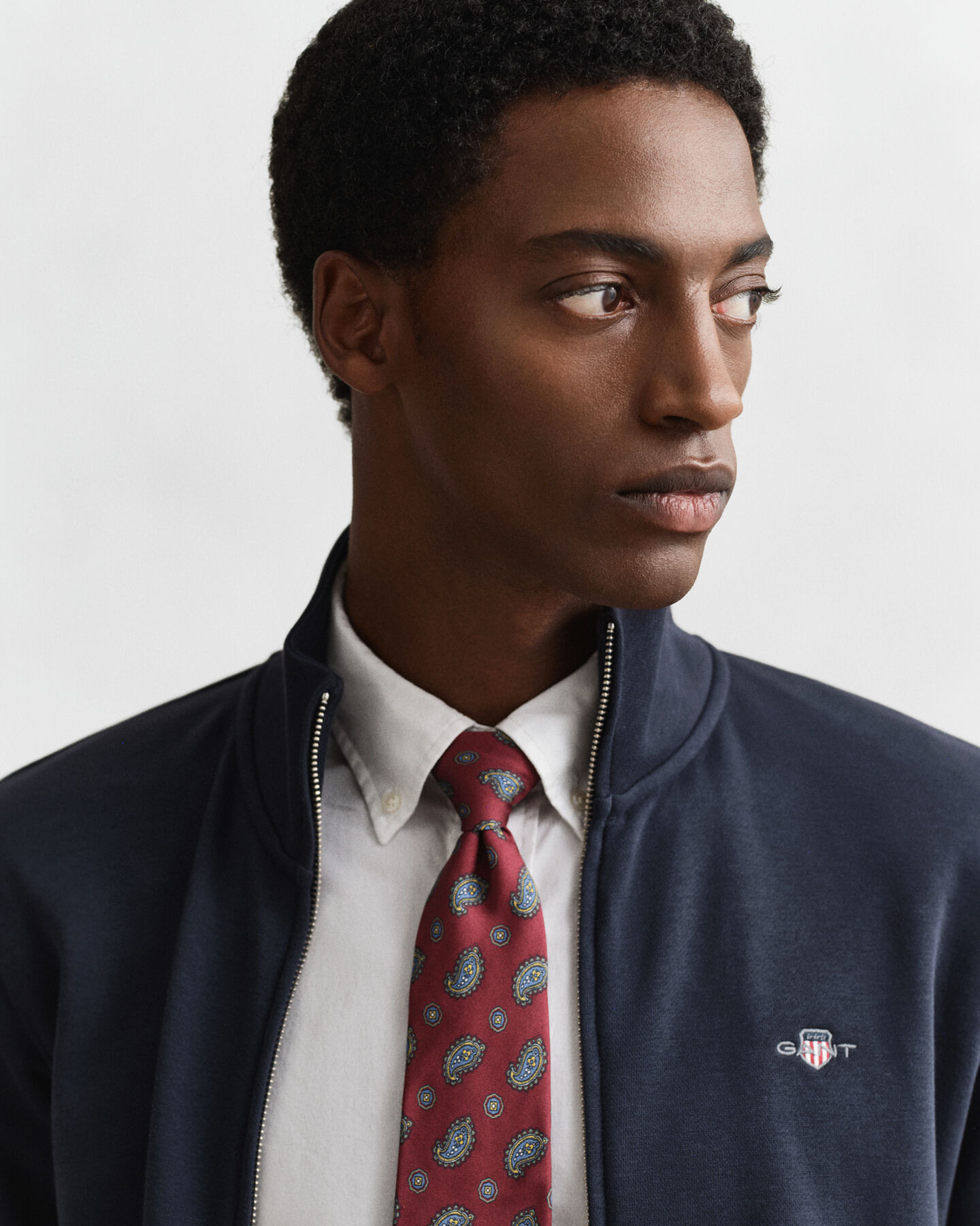 Vetoketjullinen Shield‑collegepaita