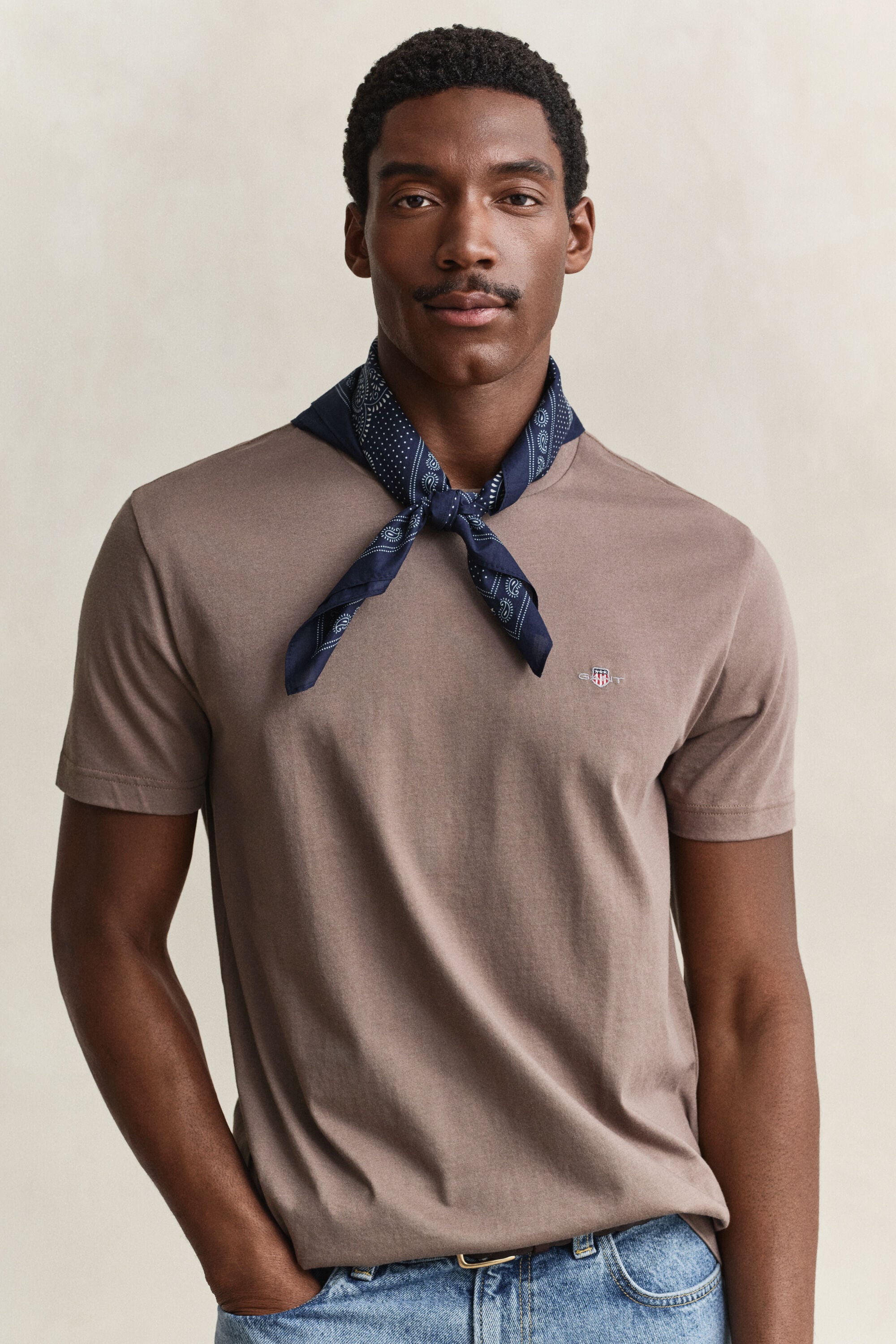 Regular fit ‑mitoitettu Shield-t‑paita