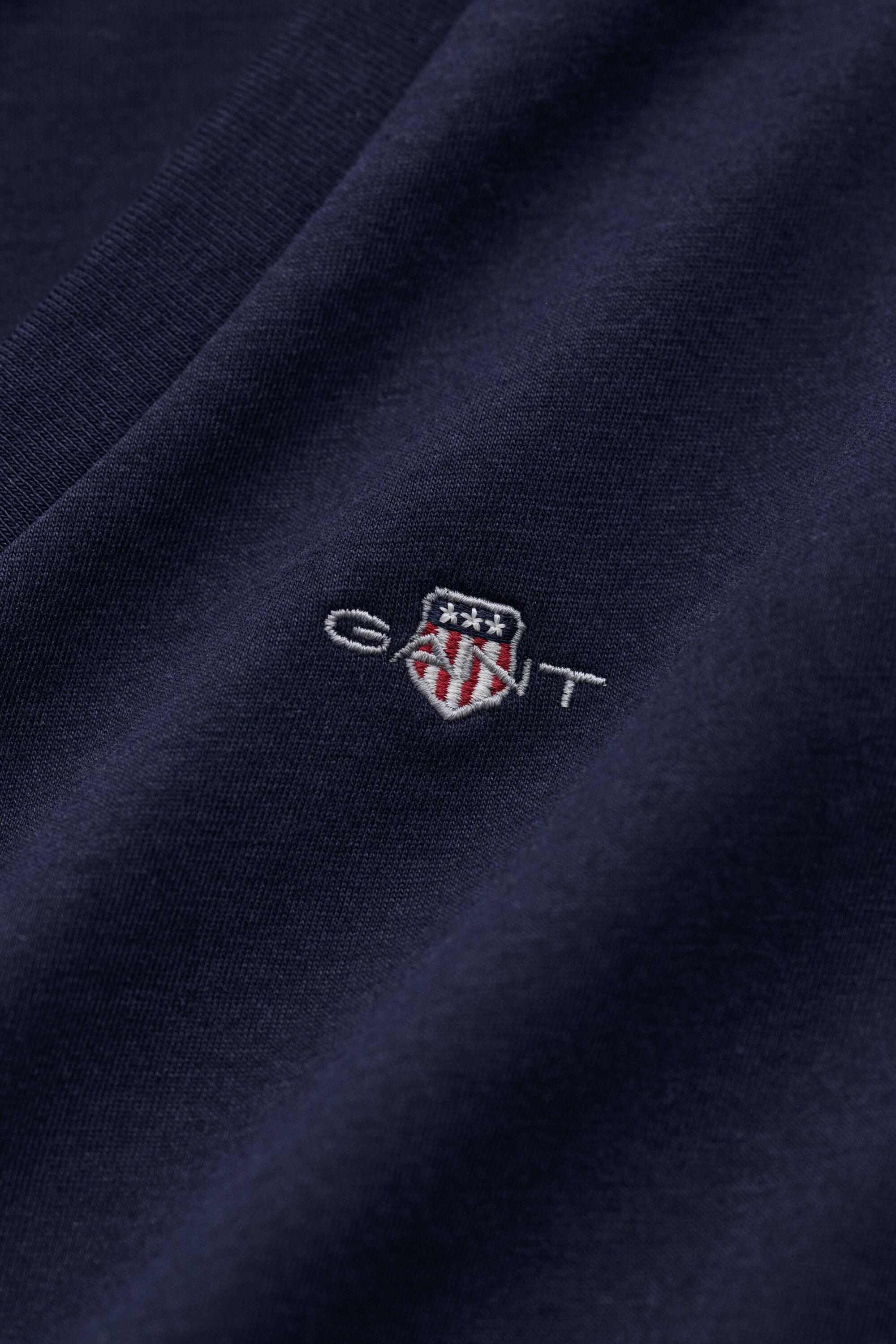Shield-t‑paita, jossa v-pääntie