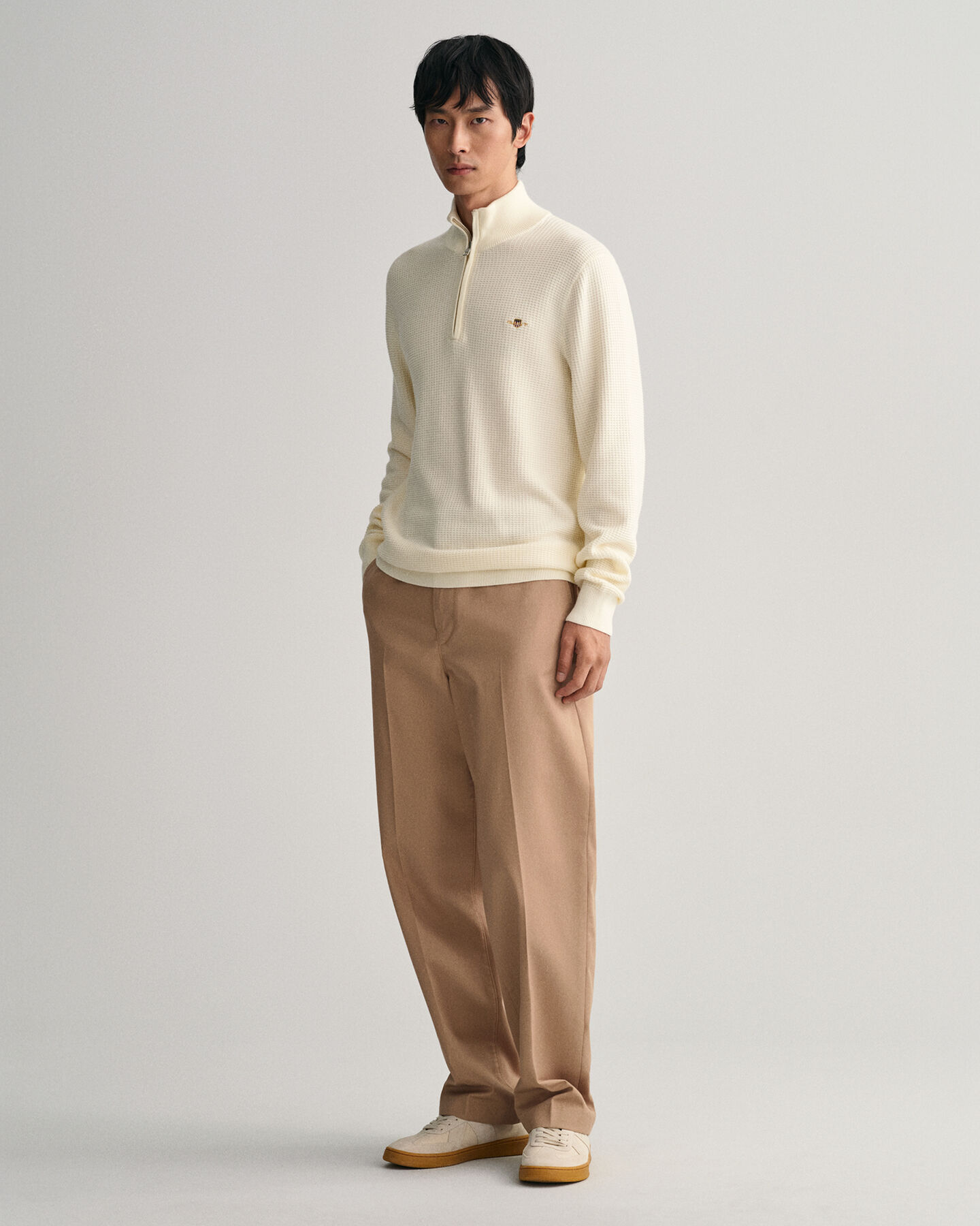 Kohopintainen puuvillaneulepusero, jossa vetoketjullinen p&auml;&auml;ntie