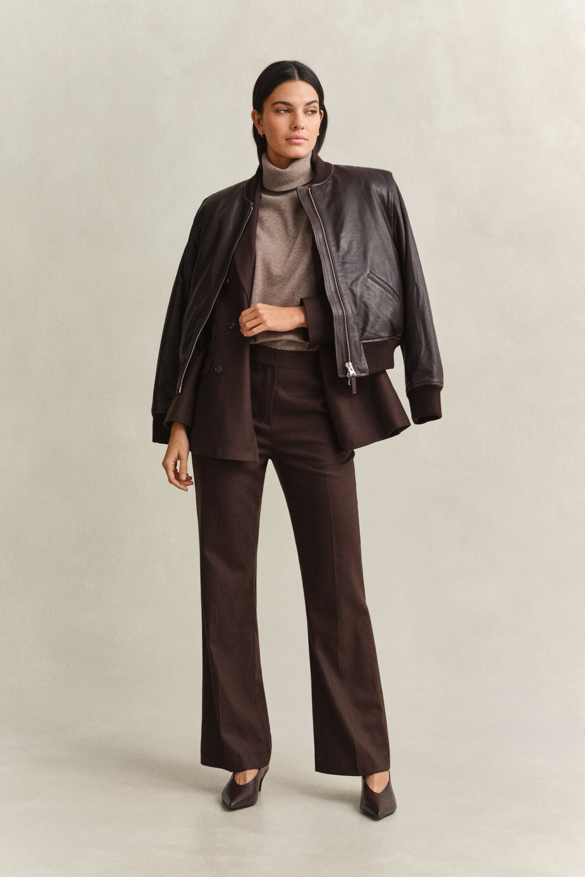 Slim fit ‑mitoitetut alaspäin levenevät flanellihousut
