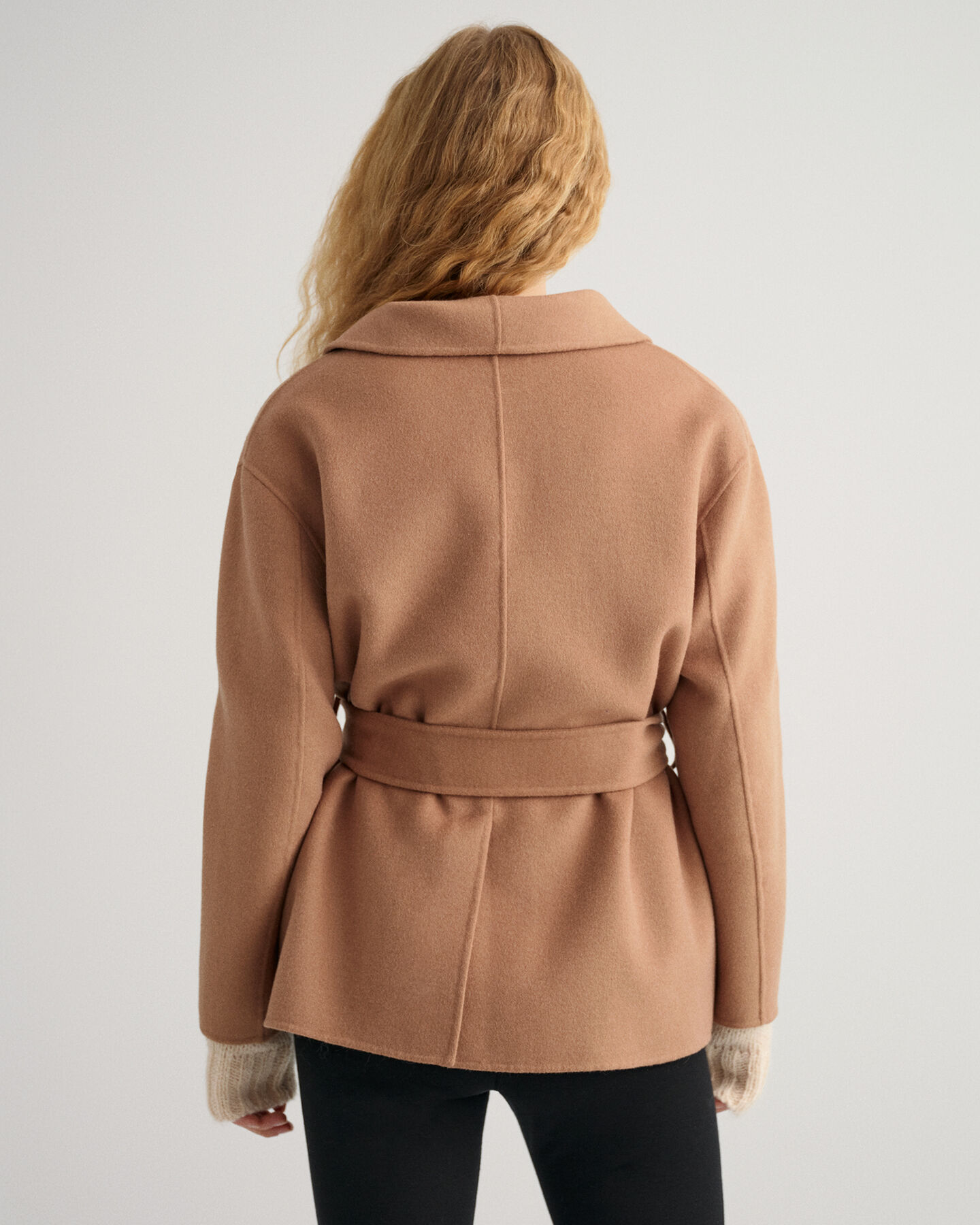 Käsin tikattu bleiseri vyöllä