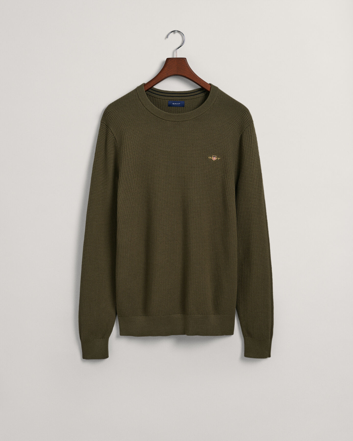 Kohopintainen puuvillaneulepusero, jossa py&ouml;re&auml; p&auml;&auml;ntie