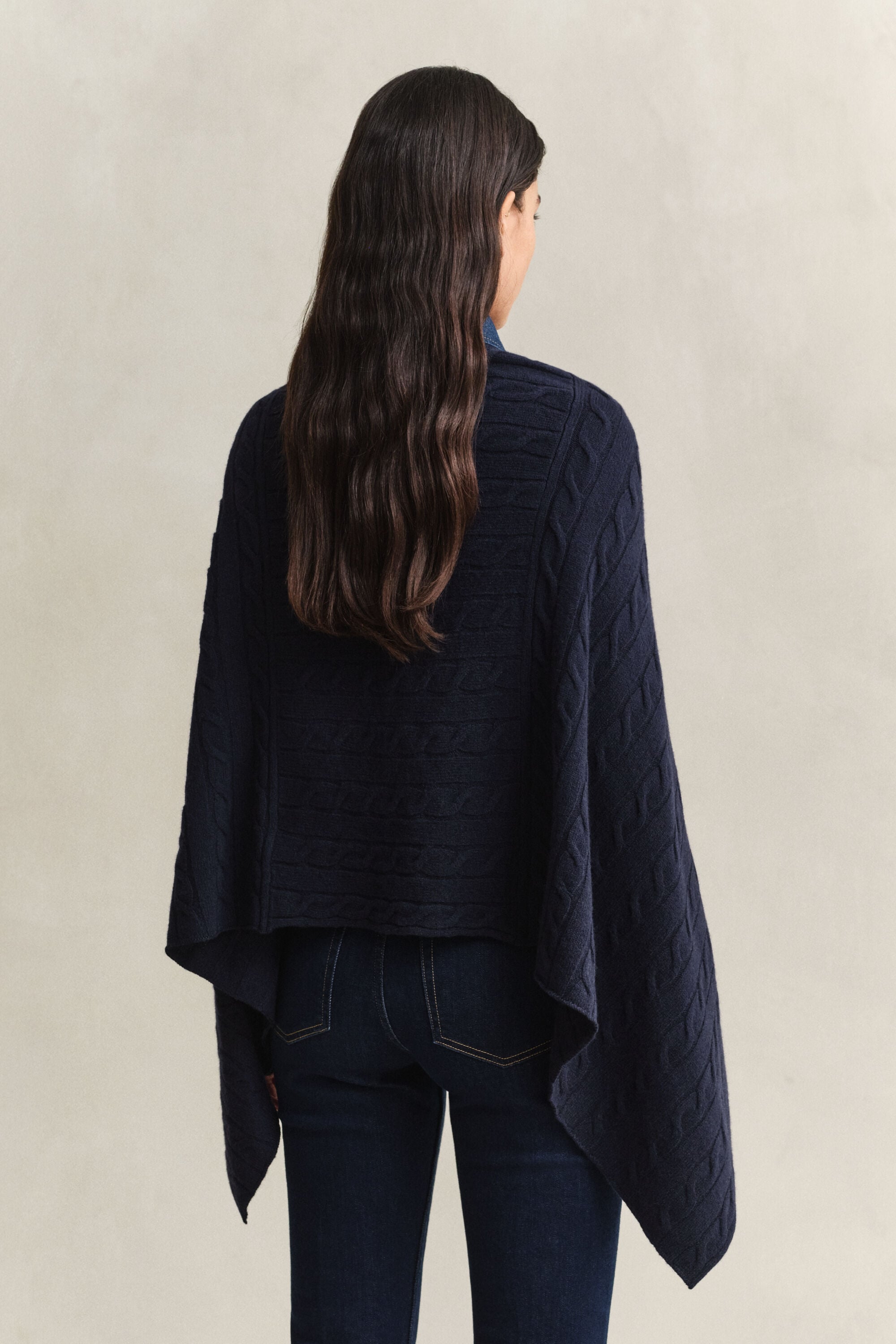 Villainen palmikkoneuleponcho