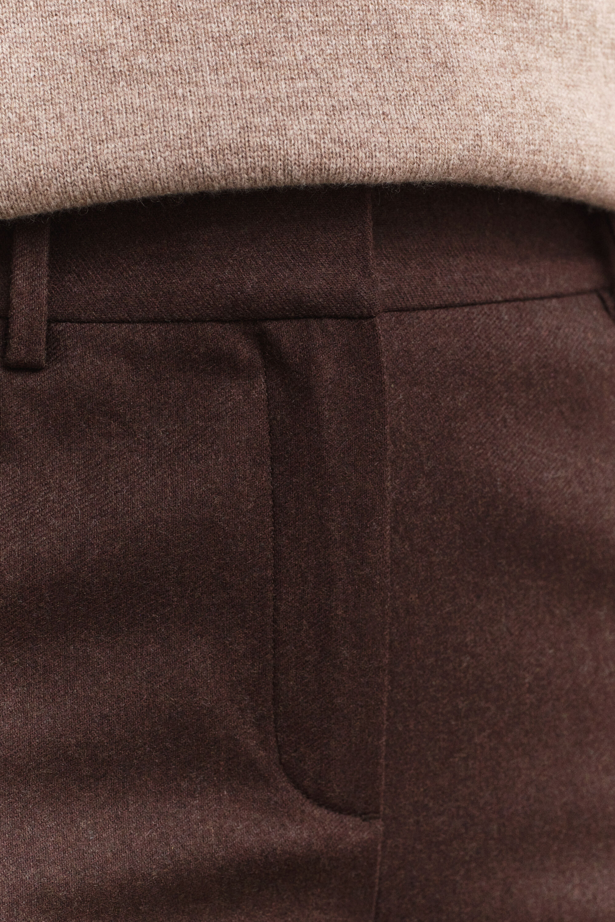 Slim fit ‑mitoitetut alaspäin levenevät flanellihousut