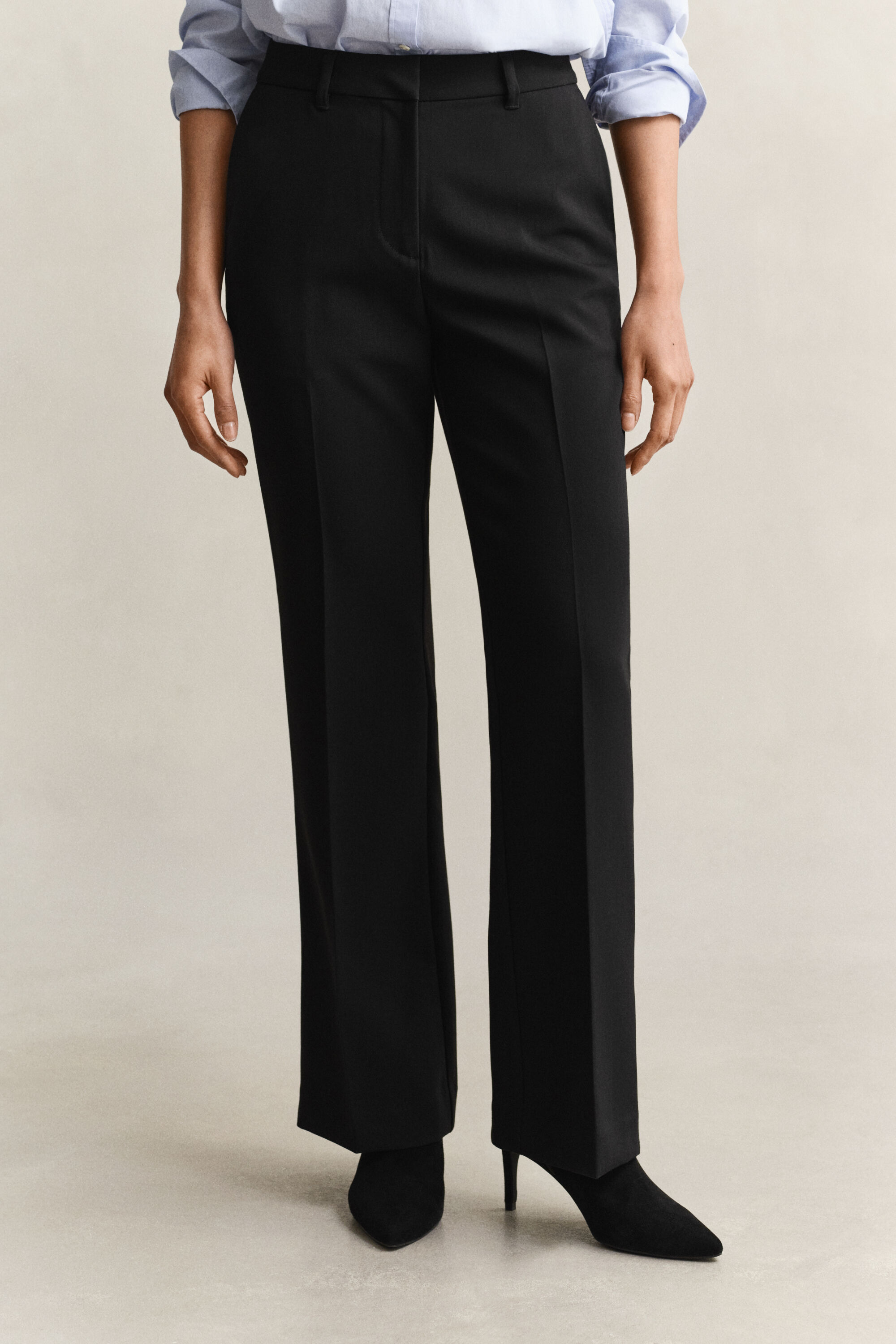 Slim fit ‑mitoitetut alaspäin levenevät housut