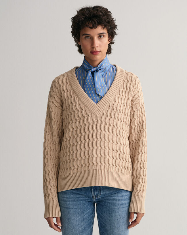 Kohopintainen puuvillaneulepusero, jossa v-p&auml;&auml;ntie