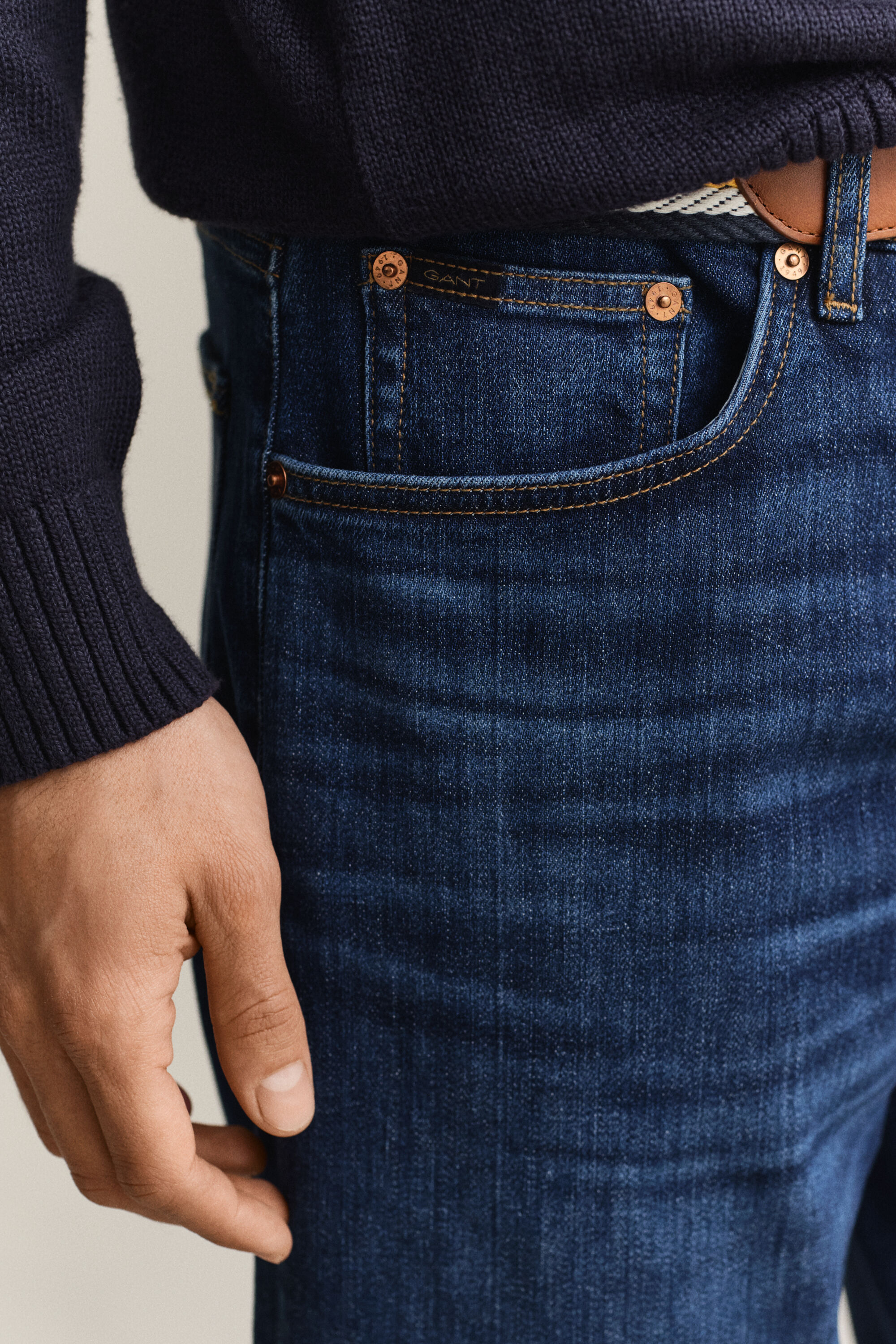 Regular fit ‑mitoitetut farkut