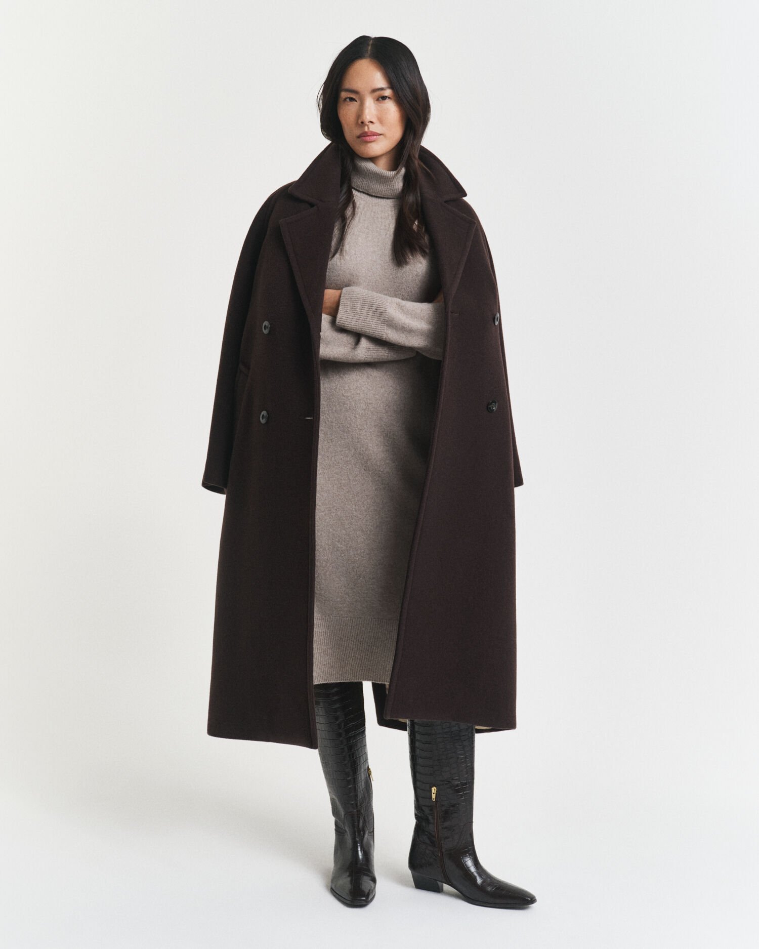 Neulossomisteinen poolokaulusmekko