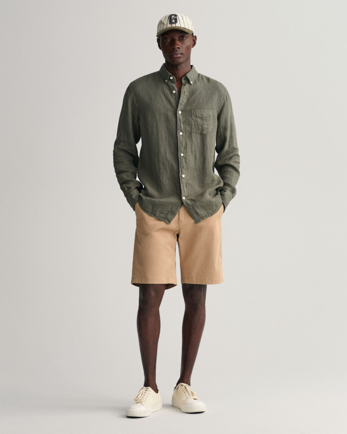 Regular&nbsp;fit ‑mitoitettu valmiina v&auml;rj&auml;tty pellavapaita