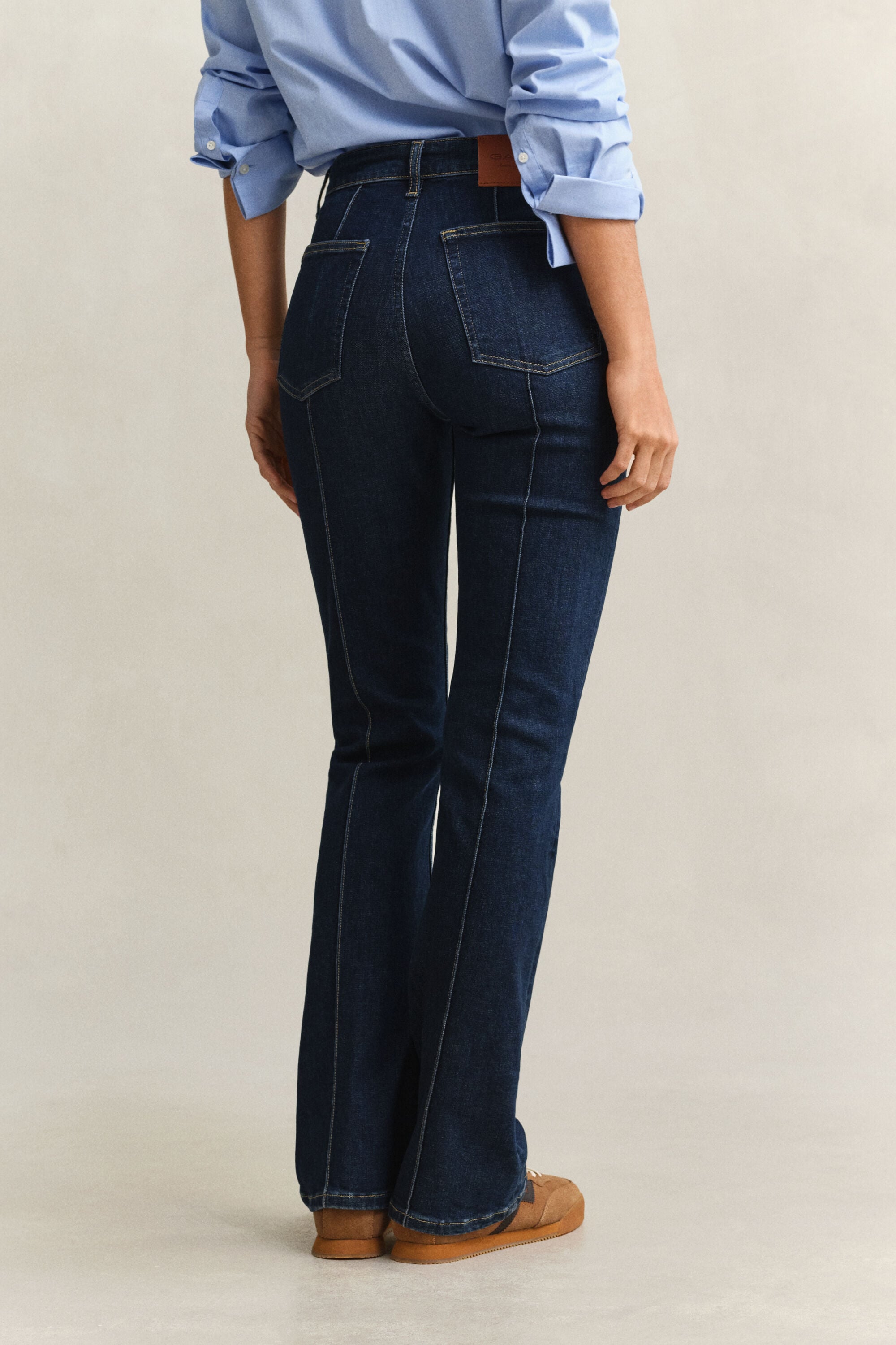 Slim fit -mitoitetut alaspäin levenevät prässifarkut