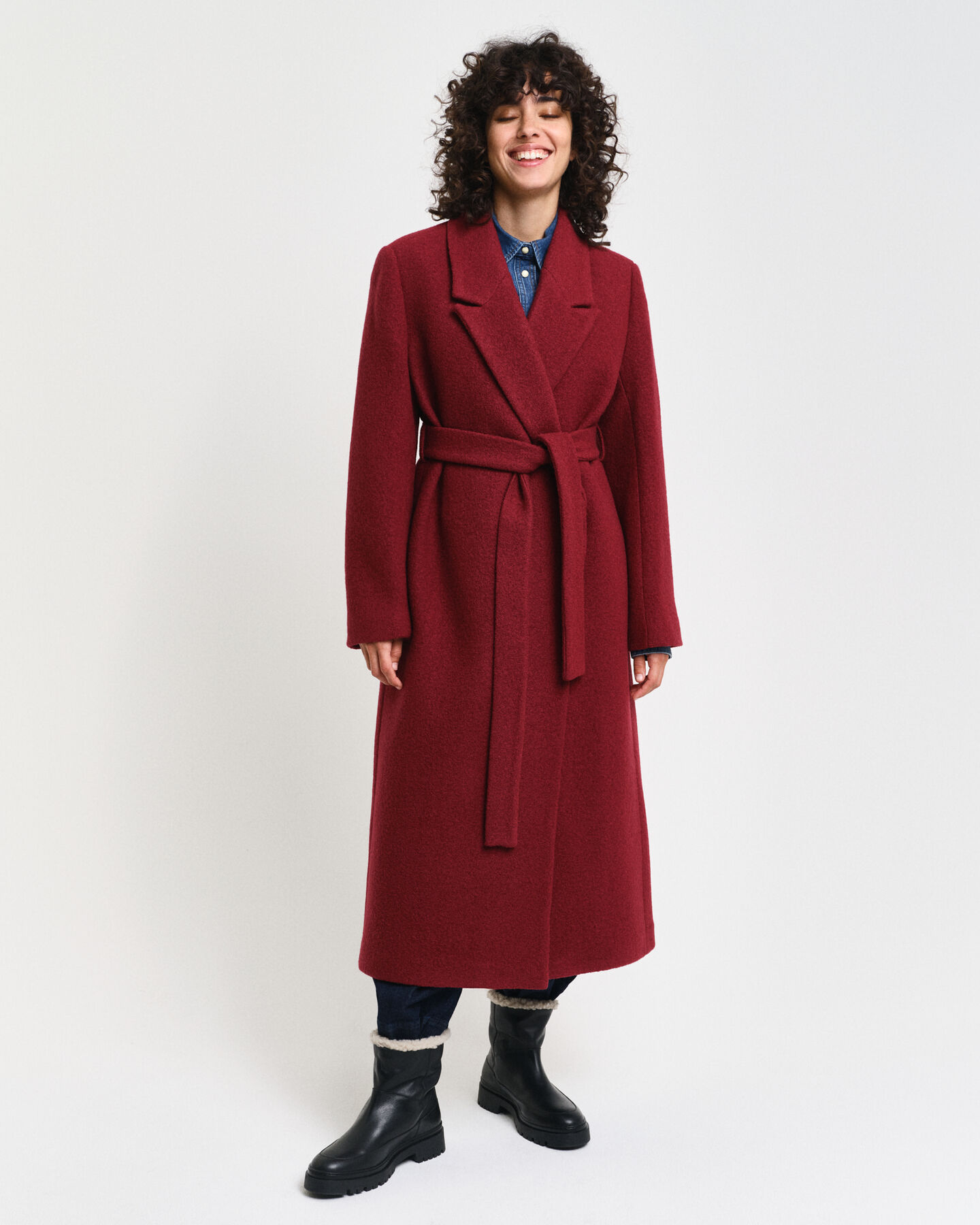 Kohopintainen kietaisutakki