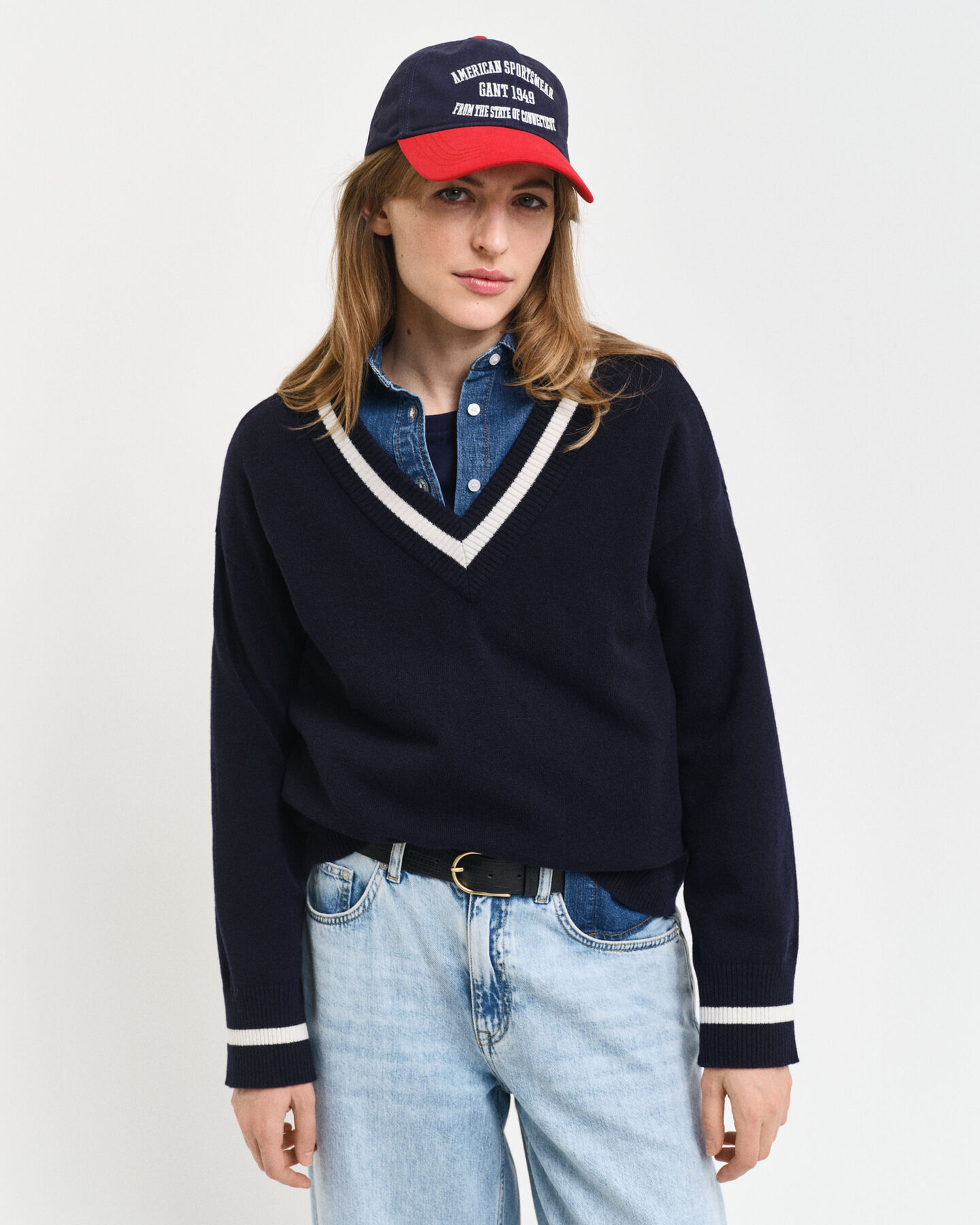 Kontrastivärinen v‑neulepusero erittäin hienoa lampaanvillaa