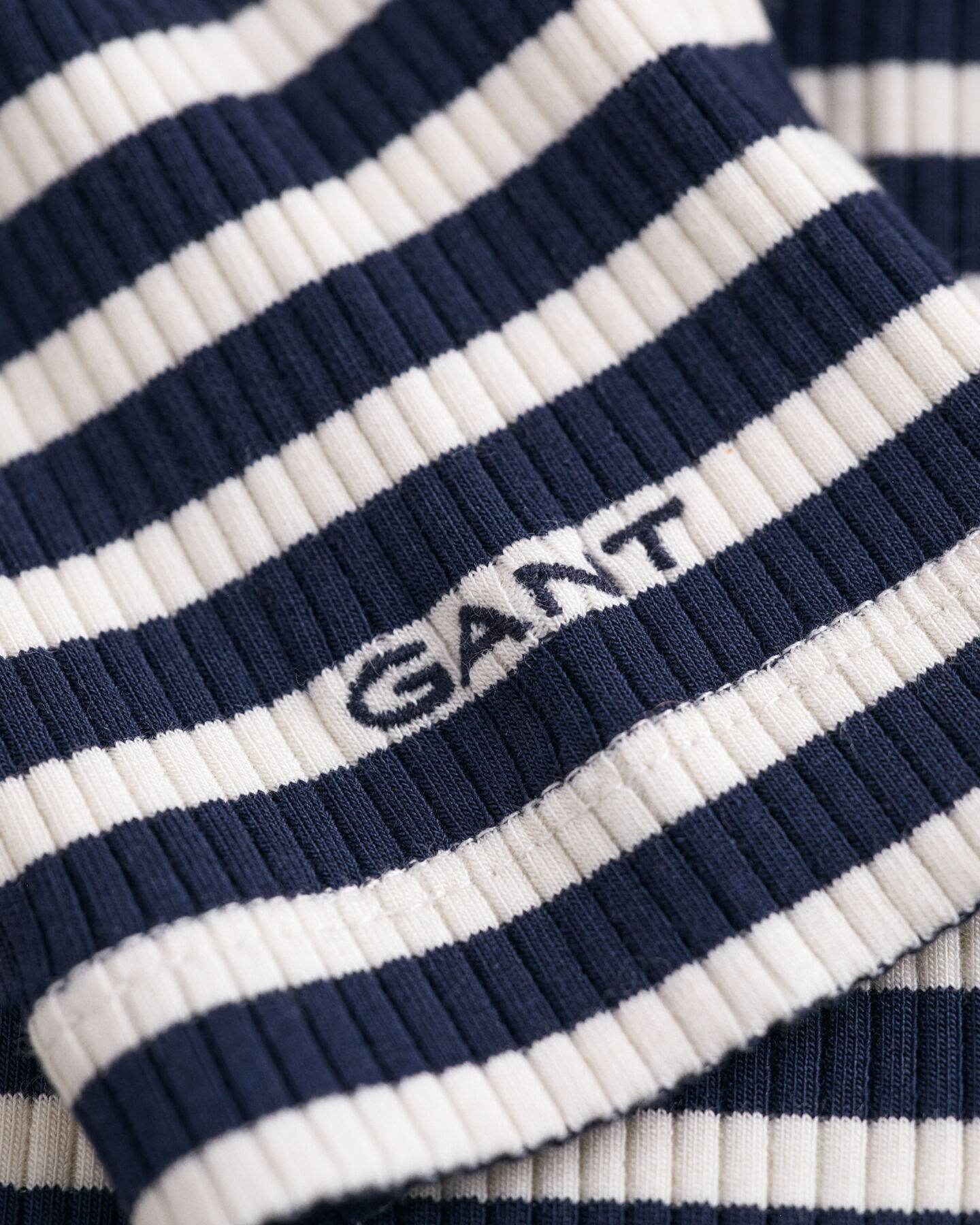 Pitkähihainen raidallinen joustinneulepoolo