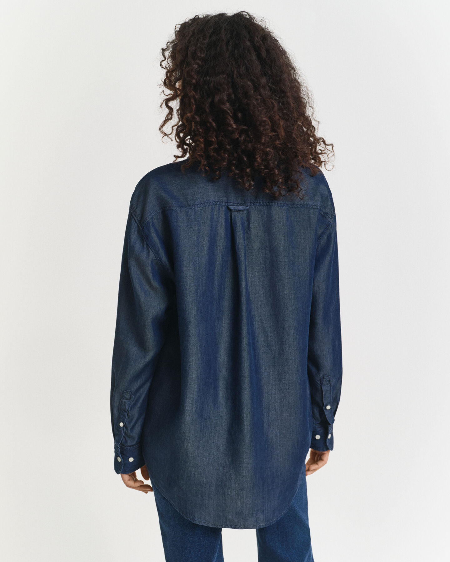 Relaxed fit ‑mitoitettu indigonsininen paita