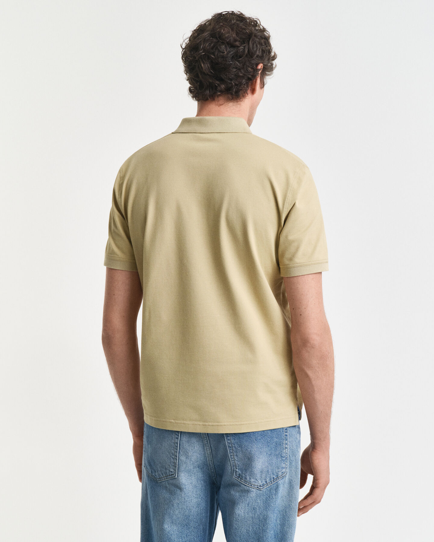 Kontrastivärinen pikeepaita