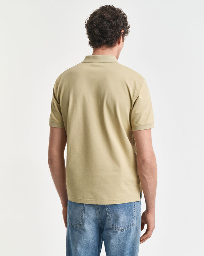 Kontrastivärinen pikeepaita