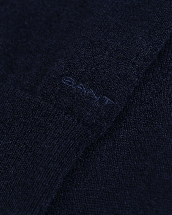 Karitsanvillainen neulemekko