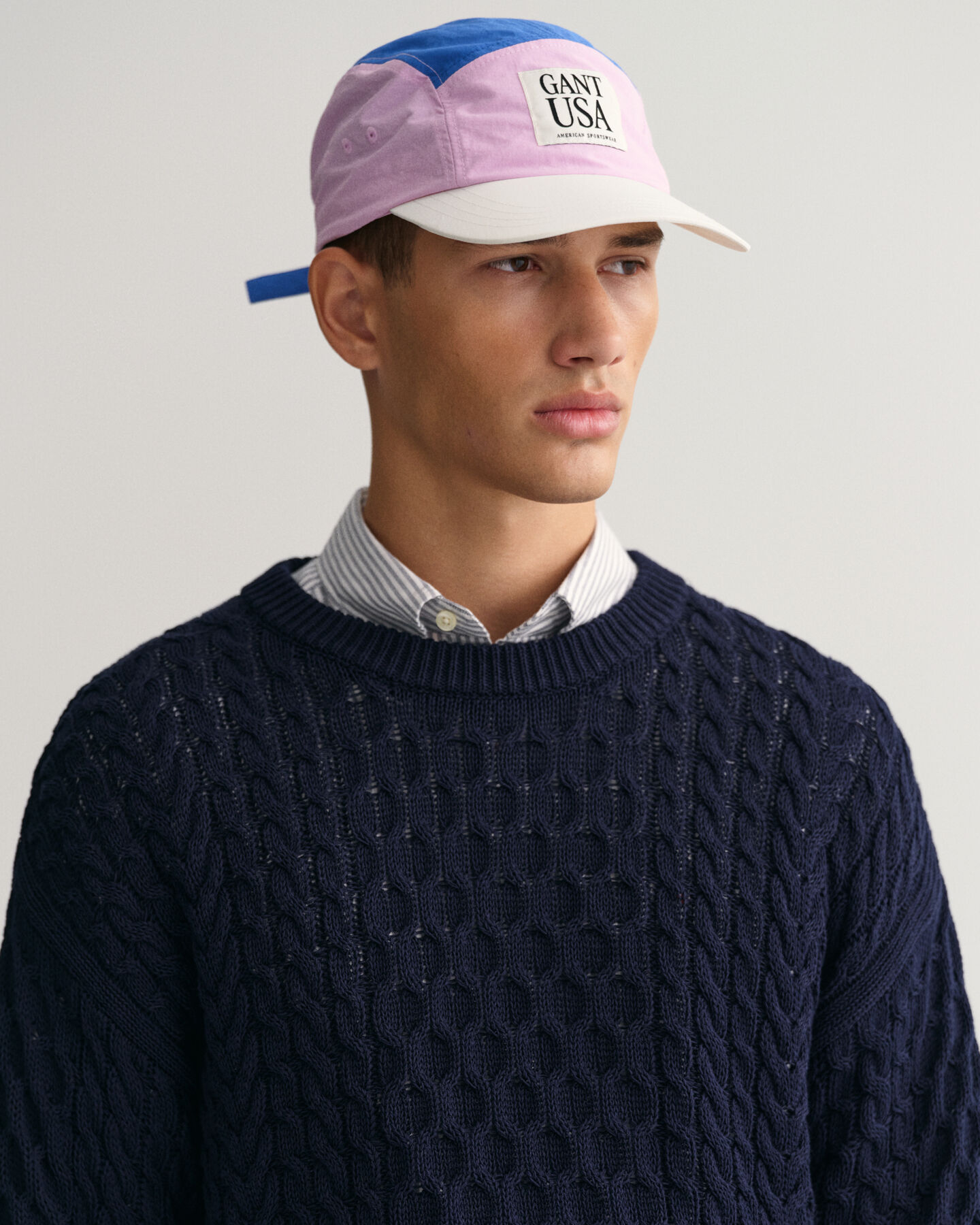 Puuvillainen palmikkoneulepusero, jossa py&ouml;re&auml; p&auml;&auml;ntie