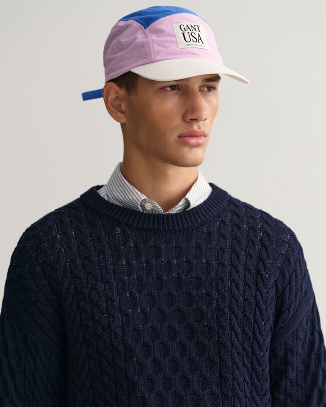 Puuvillainen palmikkoneulepusero, jossa py&ouml;re&auml; p&auml;&auml;ntie