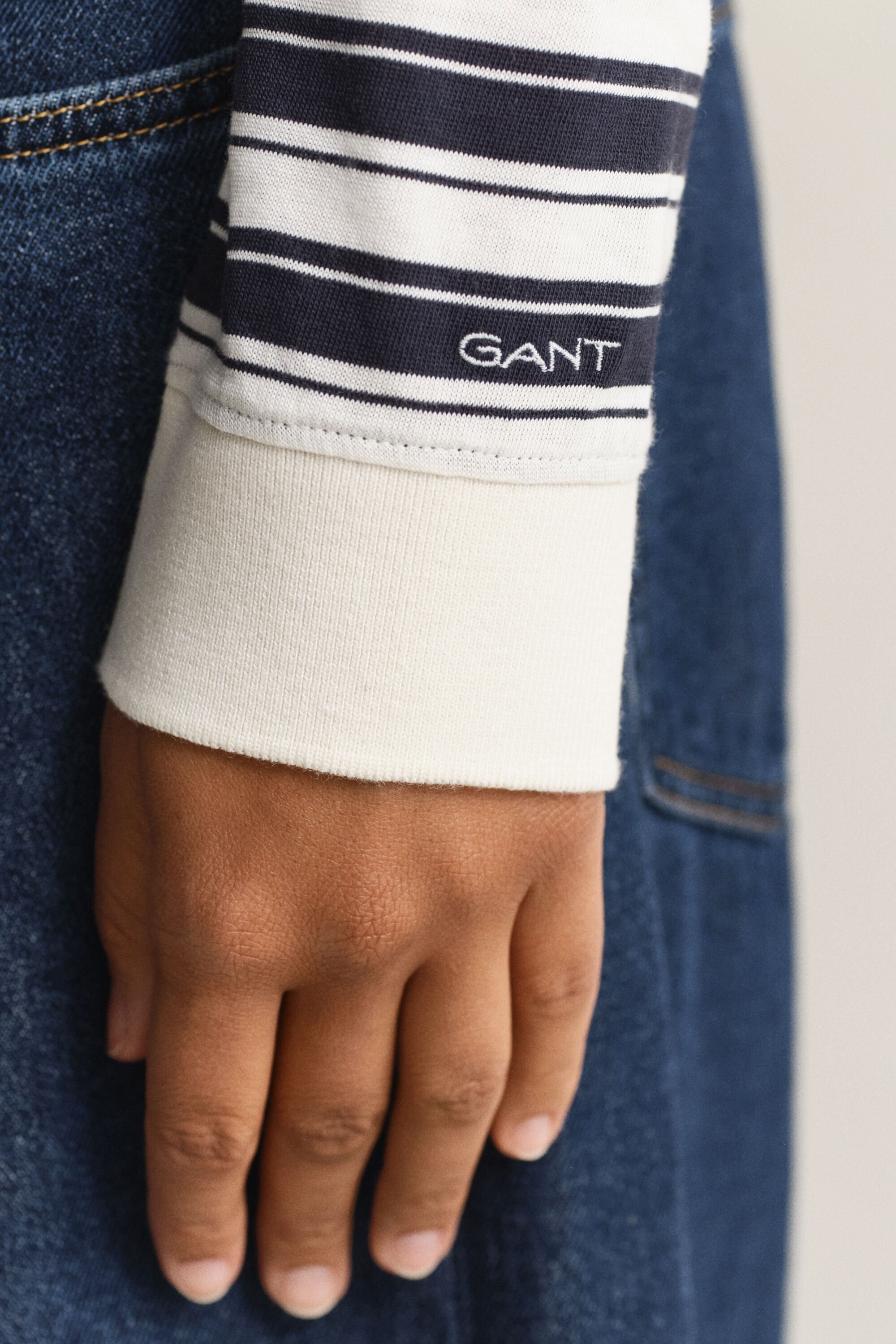 Pitkähihainen raidallinen pikeepaita