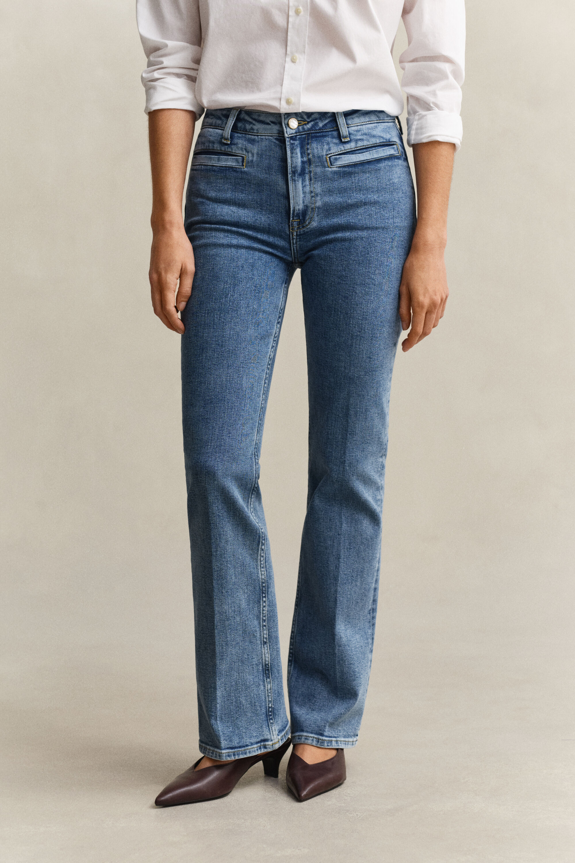 Alaspäin levenevät Monogram-farkut