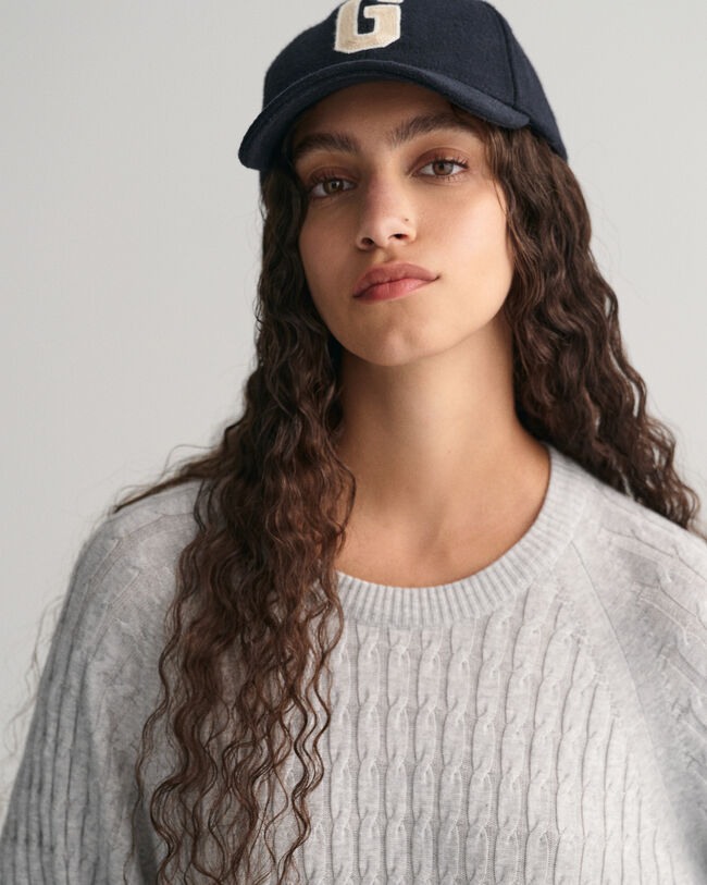 Palmikkoneulemekko, jossa py&ouml;re&auml; p&auml;&auml;ntie